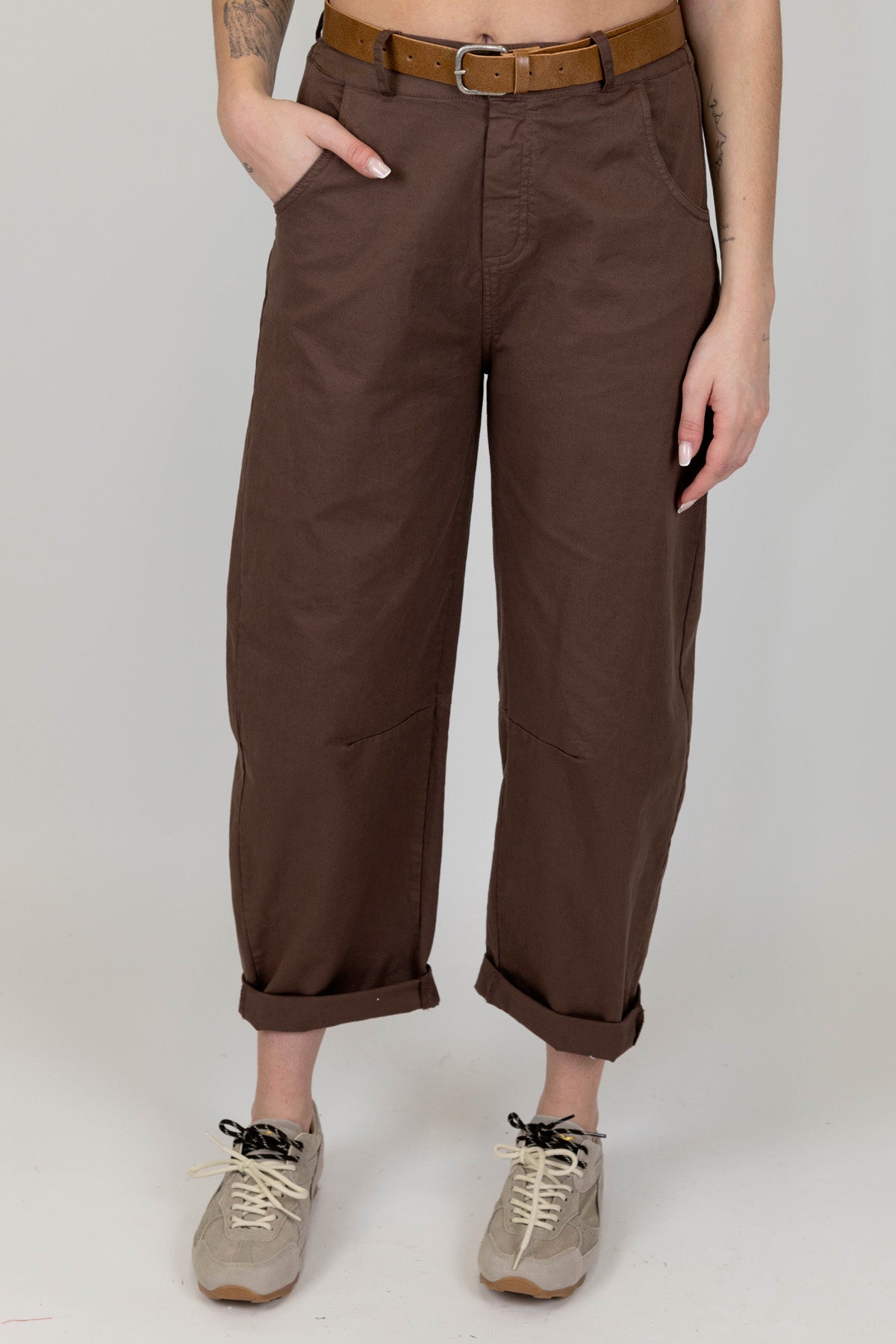 Tensione in - Pantalone modello balloon con elastico sul retro