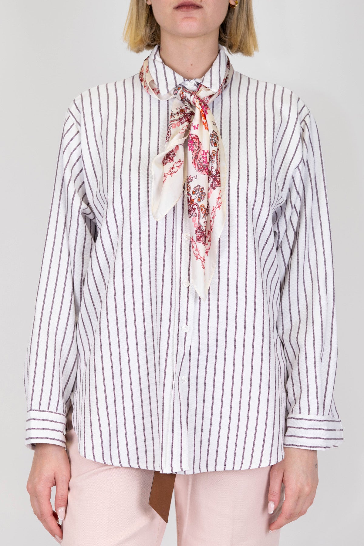 Motel - Camicia a righe con foulard fantasia al collo