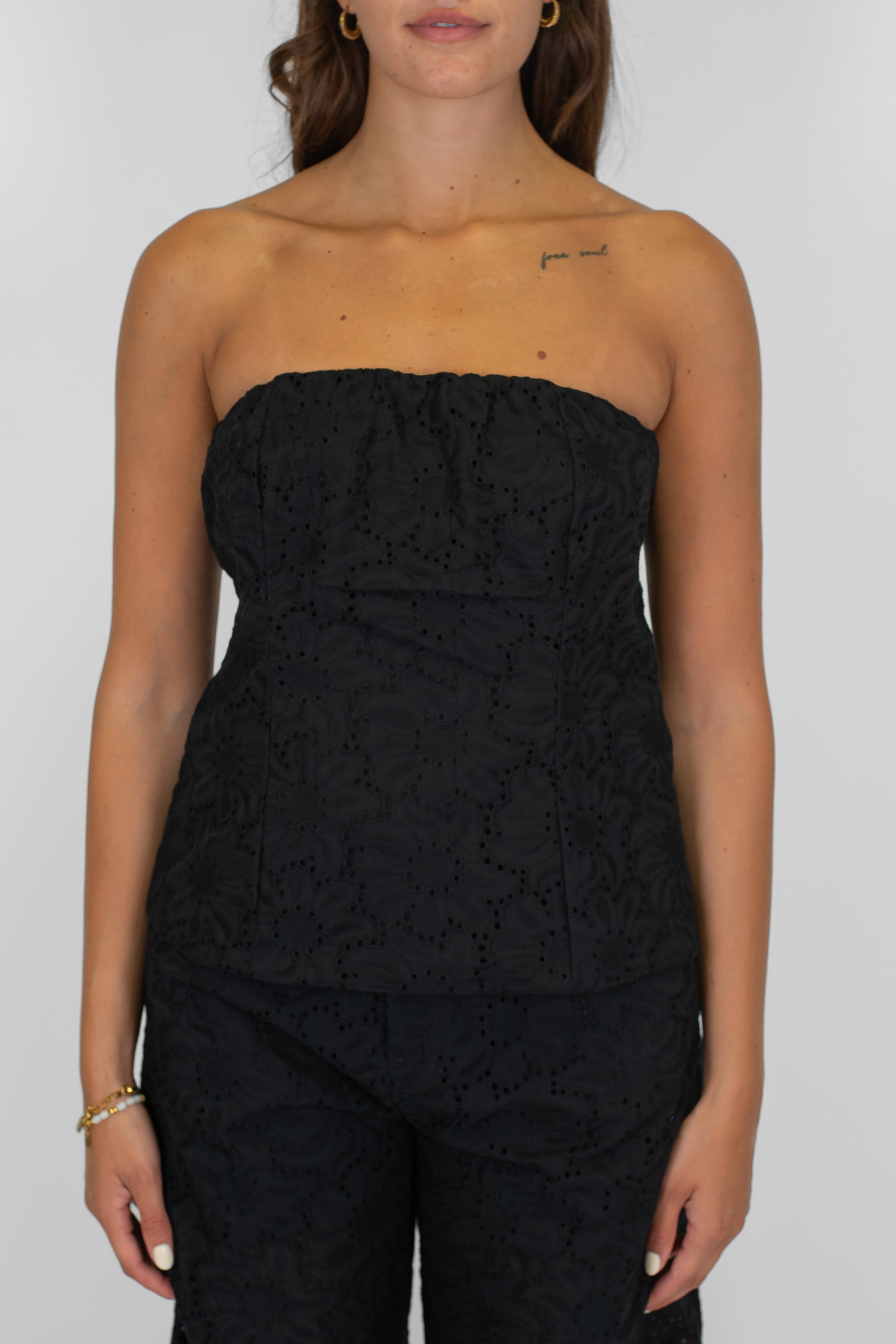 Tensione in - Top a fascia in pizzo sangallo con elastico