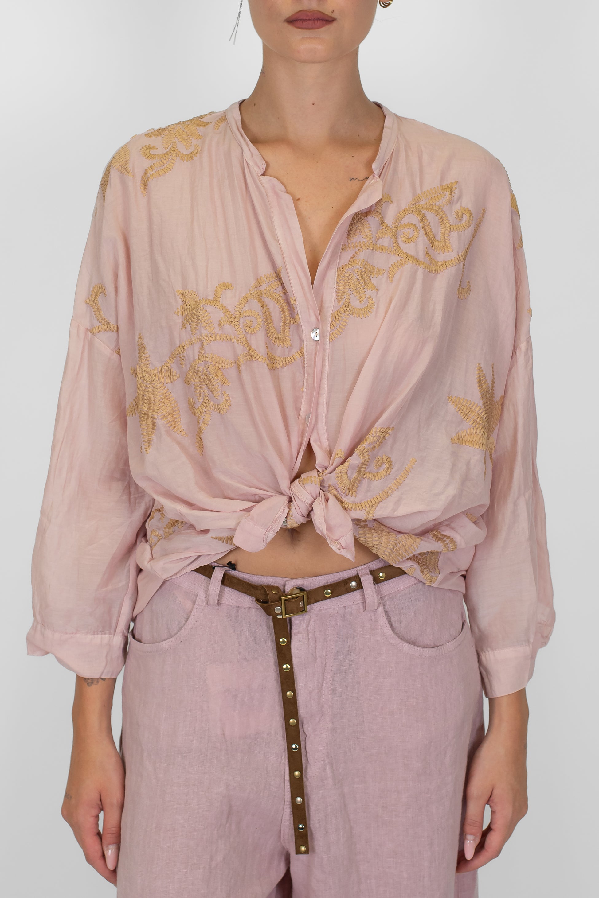 Tensione in - Camicia in misto seta con ricami a contrasto e collo coreano