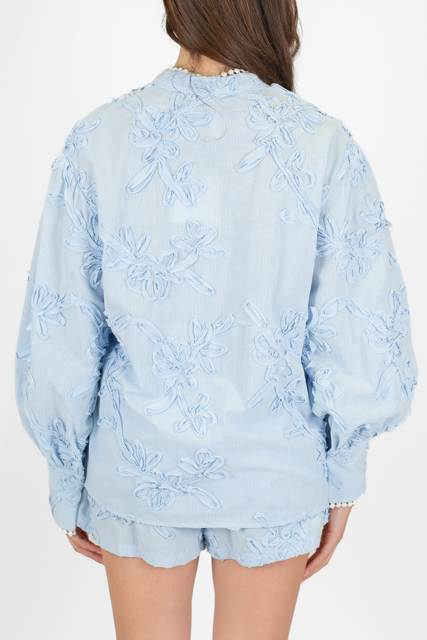 Tensione in - Camicia fantasia a righe con ricami floreali in tessuto