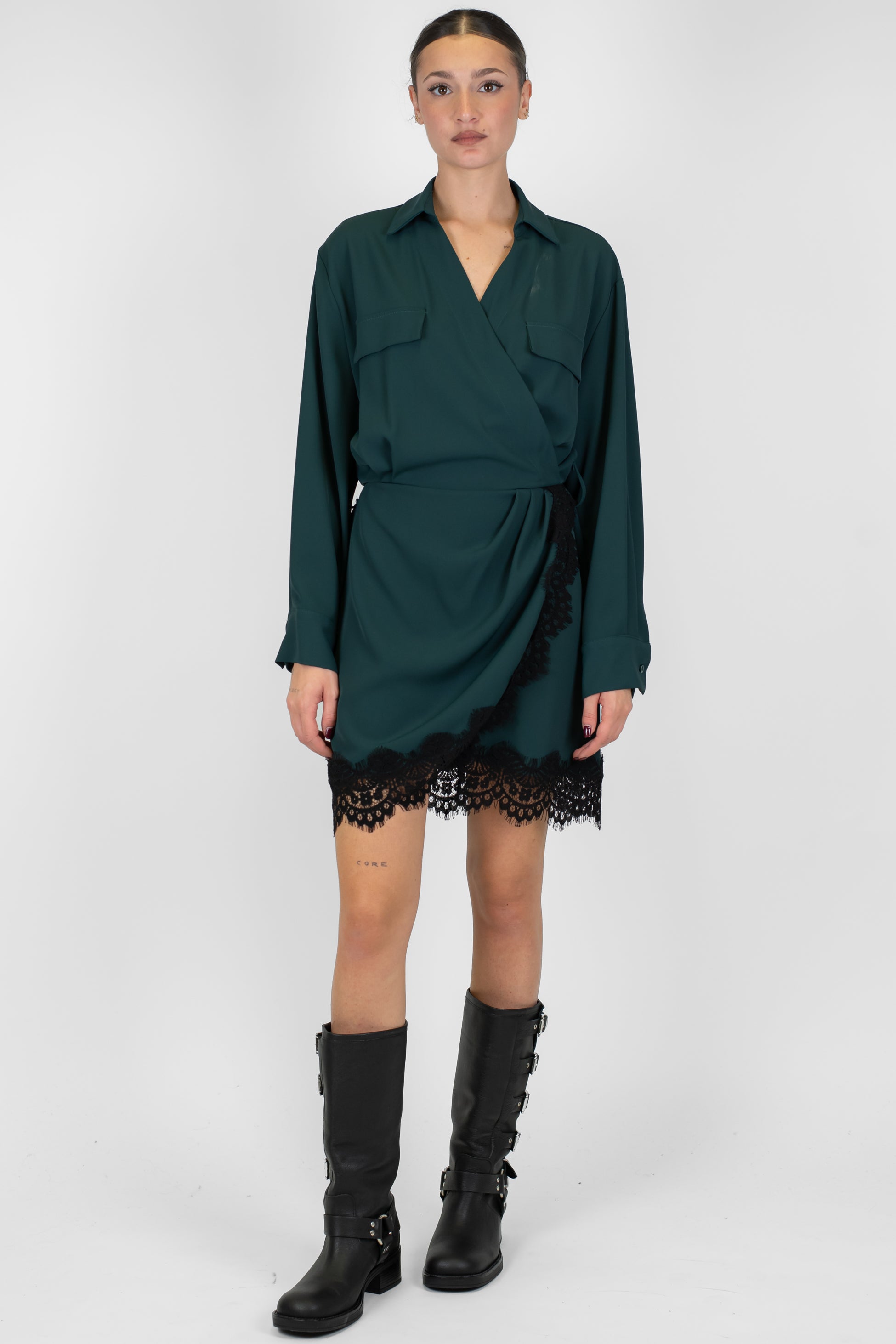 Tensione in - Abito corto tessuto fluido con inserti in pizzo