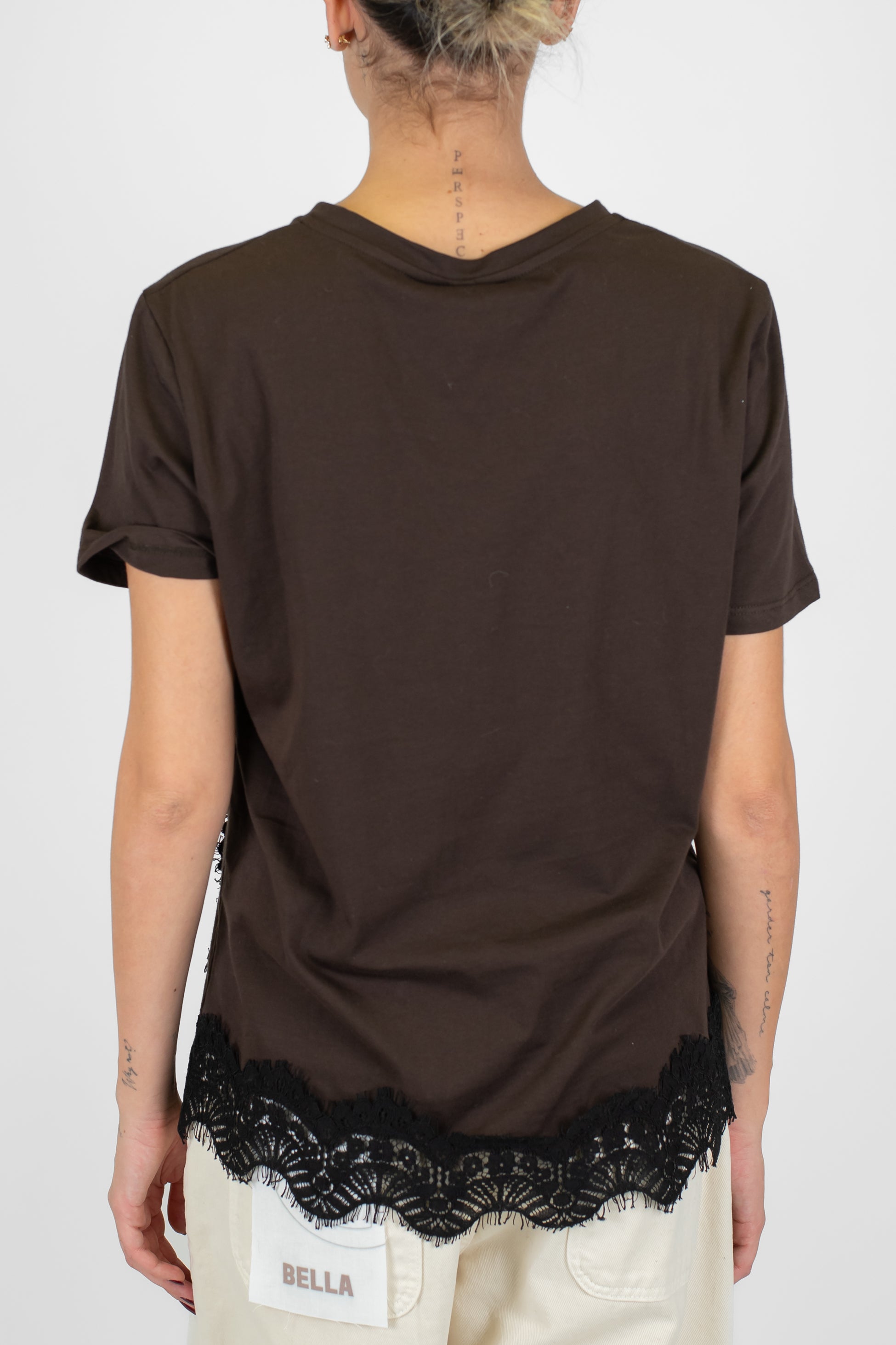 Tensione in - T-shirt con spacco e orlo in pizzo tono su tono