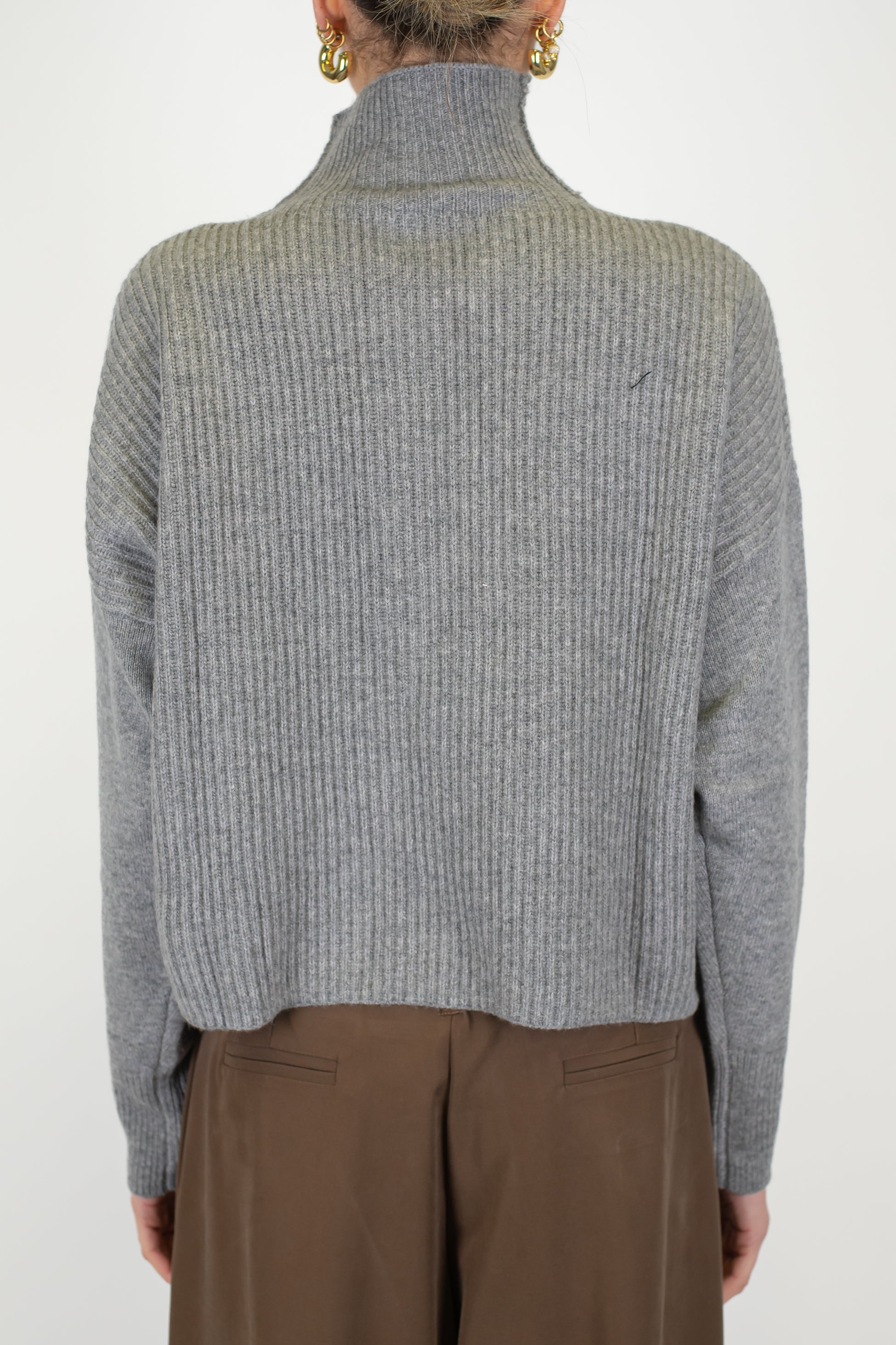 Tensione in - Maglia a costine in pura lana con chiusura zip