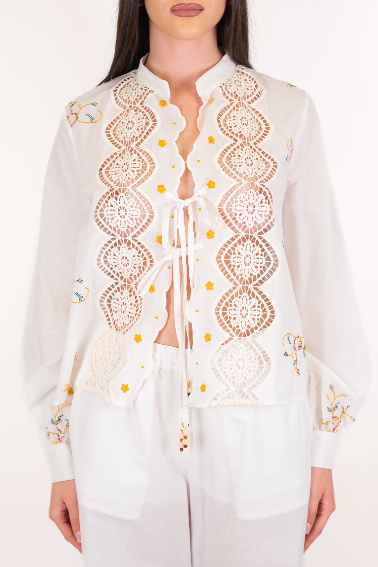 Souvenir - Camicia in pizzo sangallo con dettagli floreali e chiusura con lacci