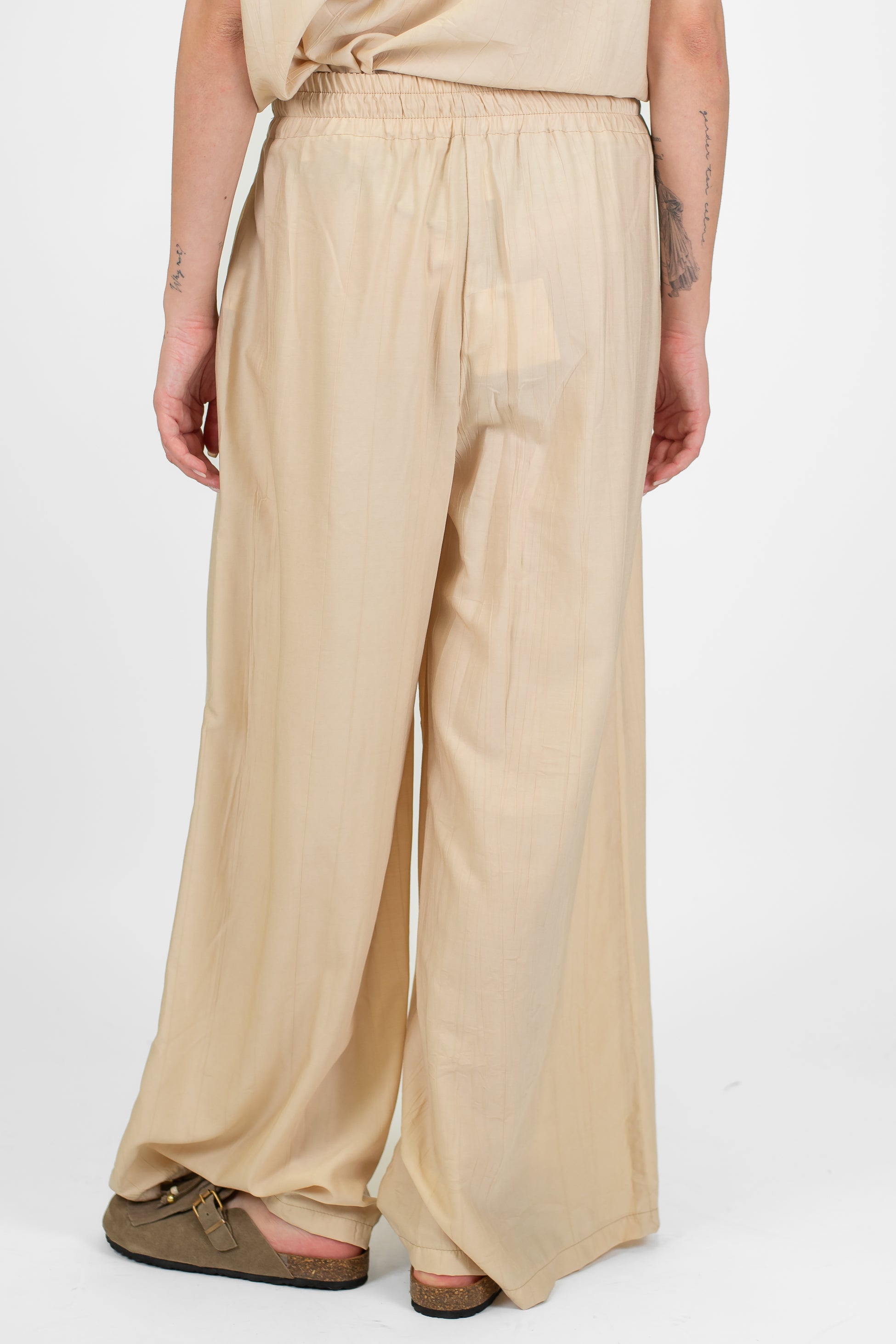 Tensione in - Coordinato t-shirt e pantalone palazzo con coulisse in viscosa leggera