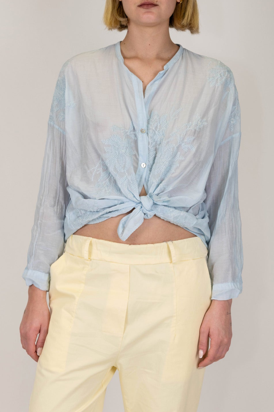 Tensione in - Camicia in misto seta con ricami tono su tono