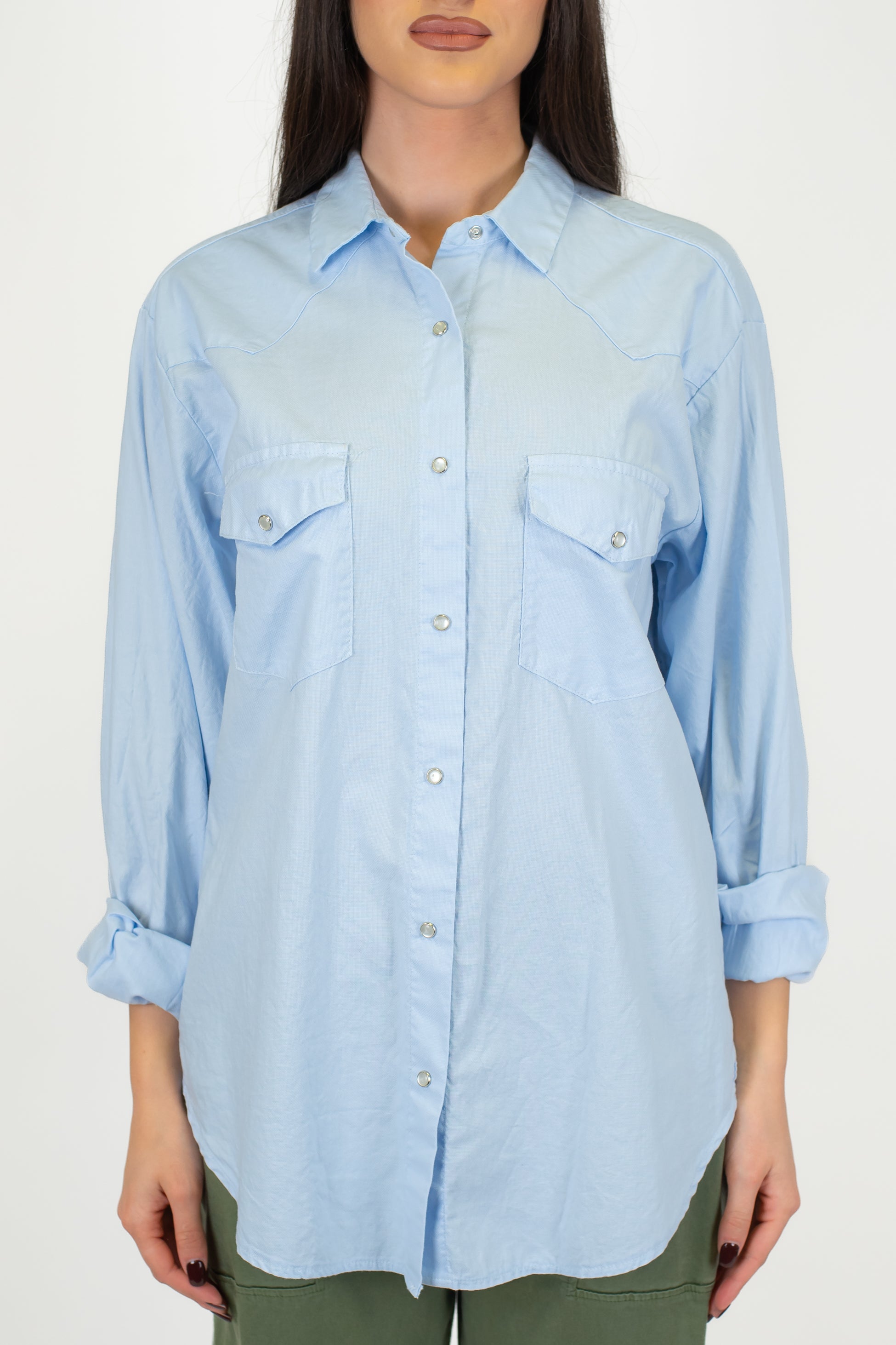 Tensione in - Camicia con taschini sul petto e chiusura con ciappe