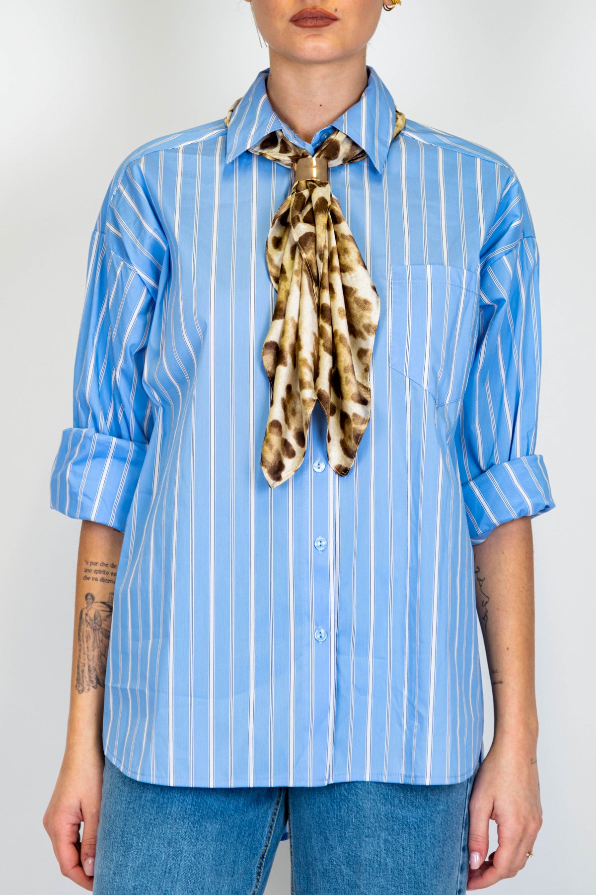 Motel - Camicia fantasiaa righe con foulard al collo