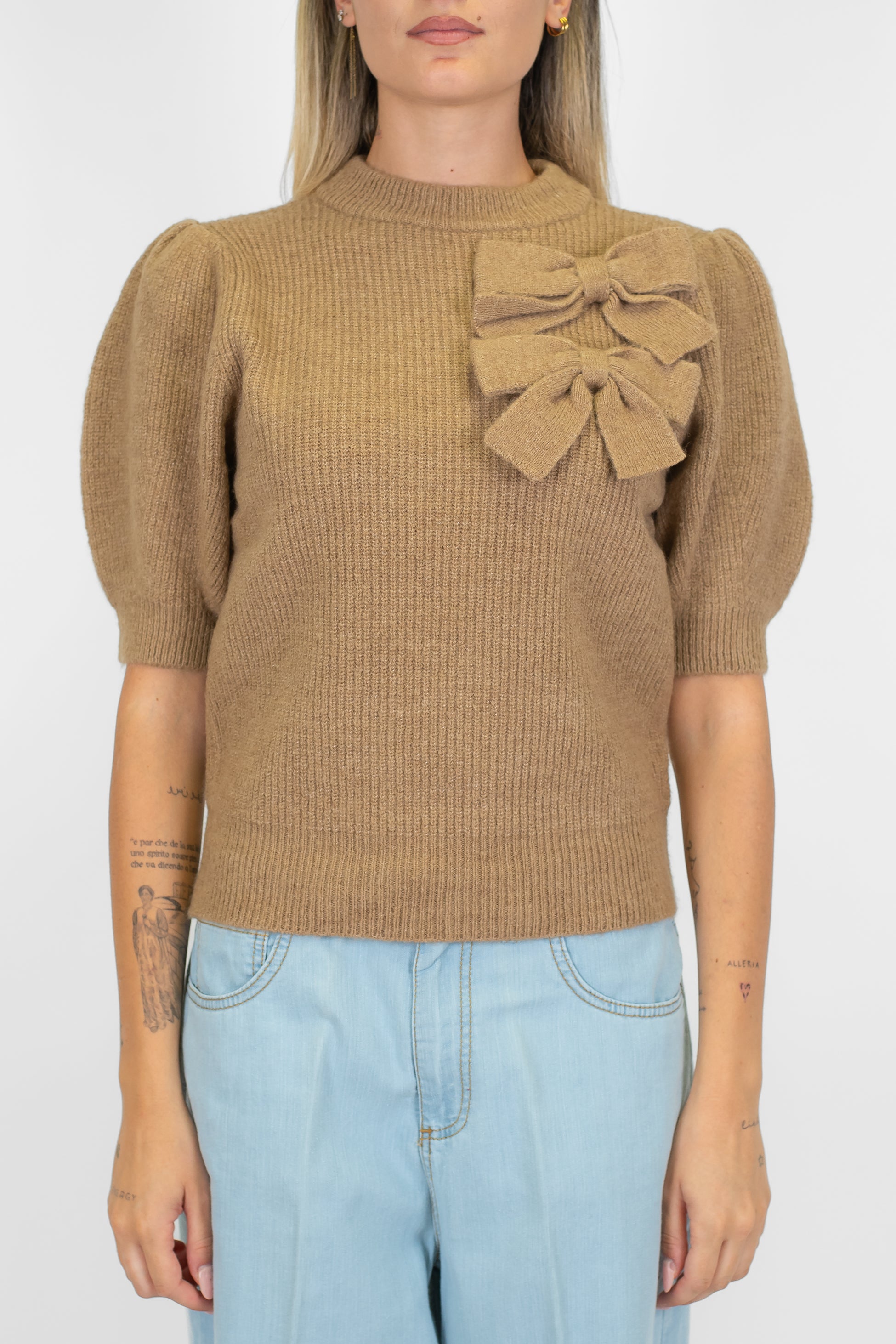 Kontatto - Maglia a coste mezzamanica a sbuffo in misto lana con collo cratere e fiocchi