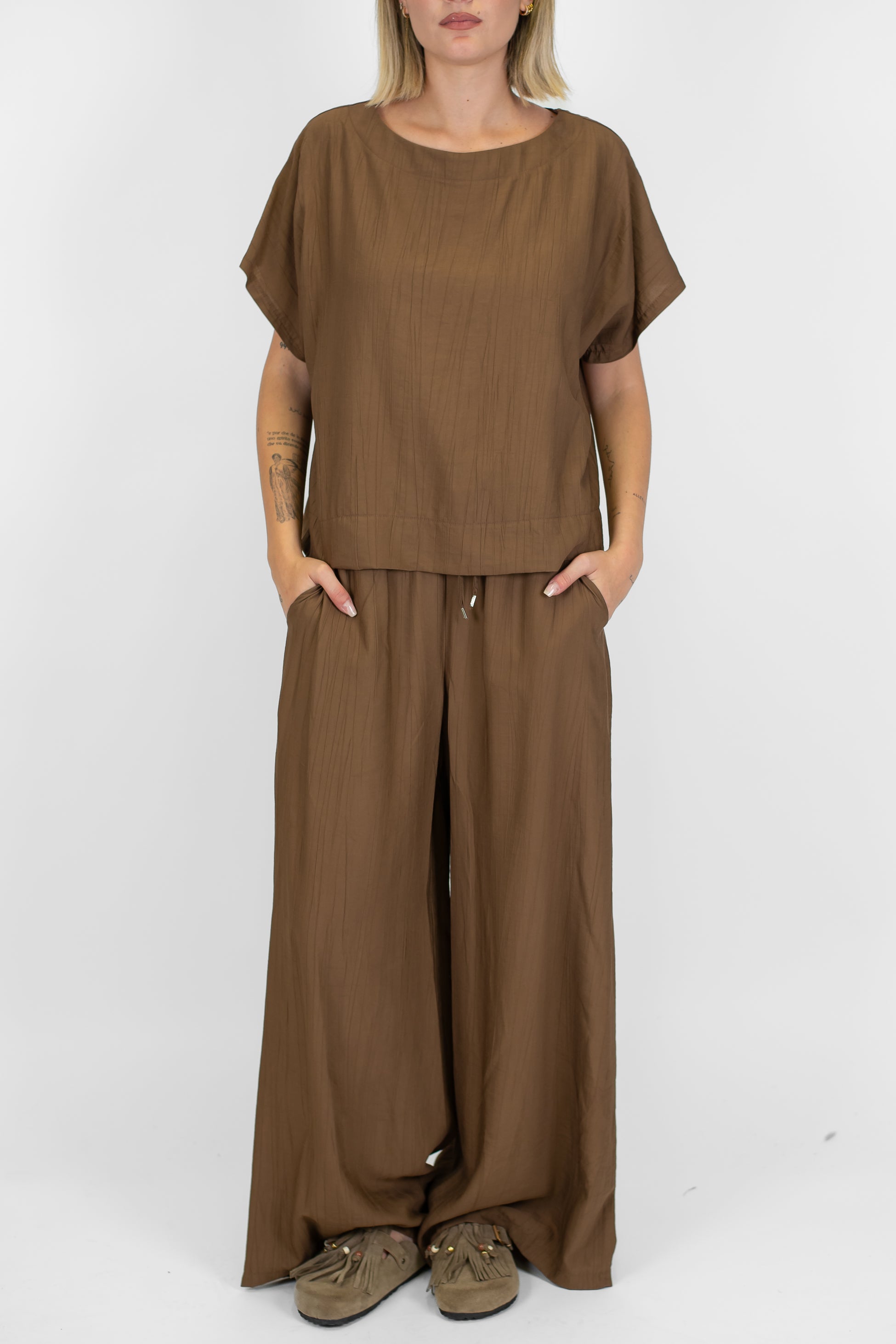 Tensione in - Coordinato t-shirt e pantalone palazzo con coulisse in viscosa leggera