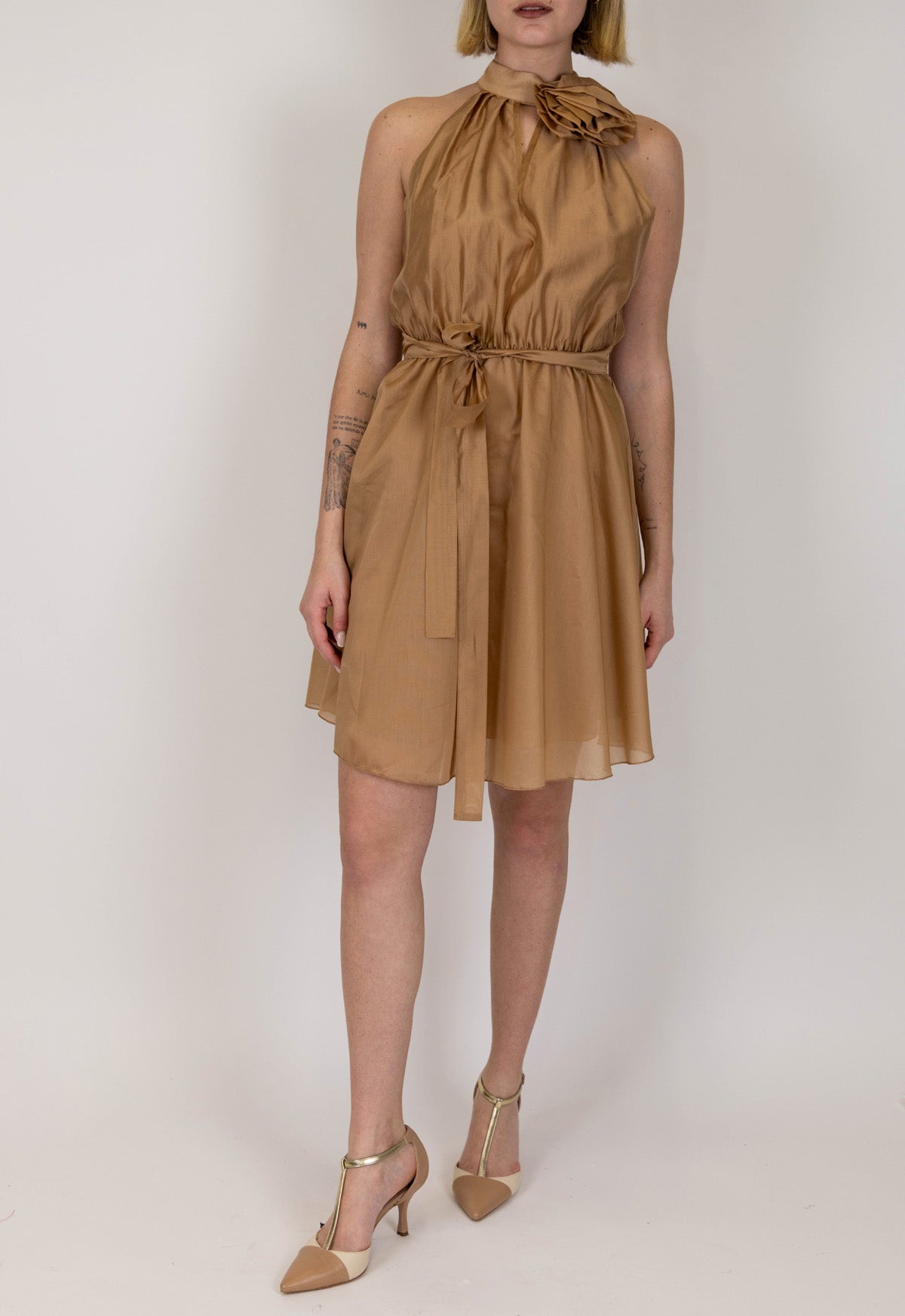 Tensione in - Abito corto in lyocell con allaccio con fiore e cintura in tessuto