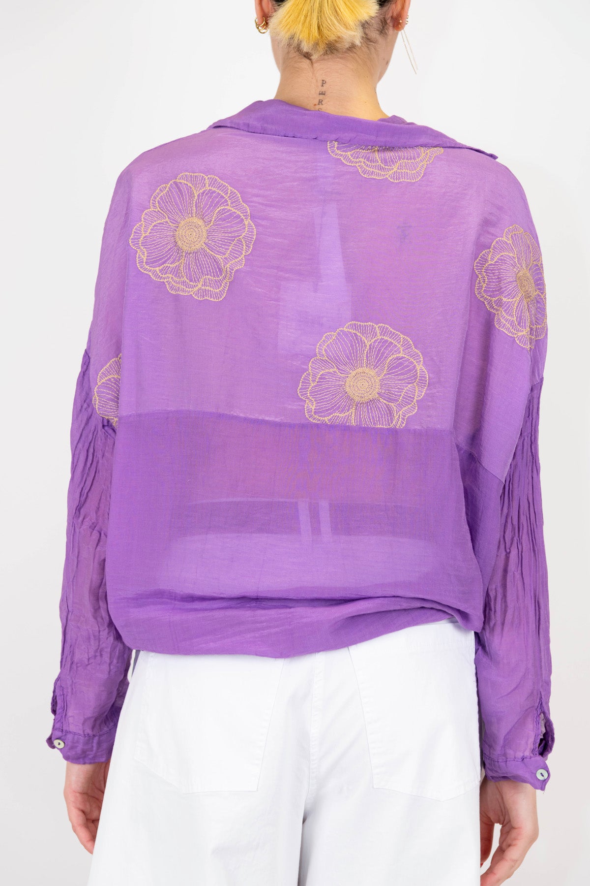 Tensione in - Camicia in misto seta con ricami floreali a contrasto