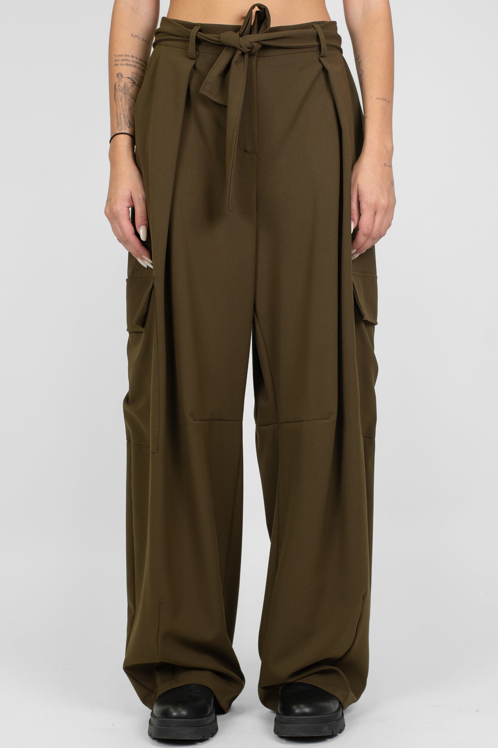 Tensione in - Pantalone cargo con pinces e cintura in tessuto