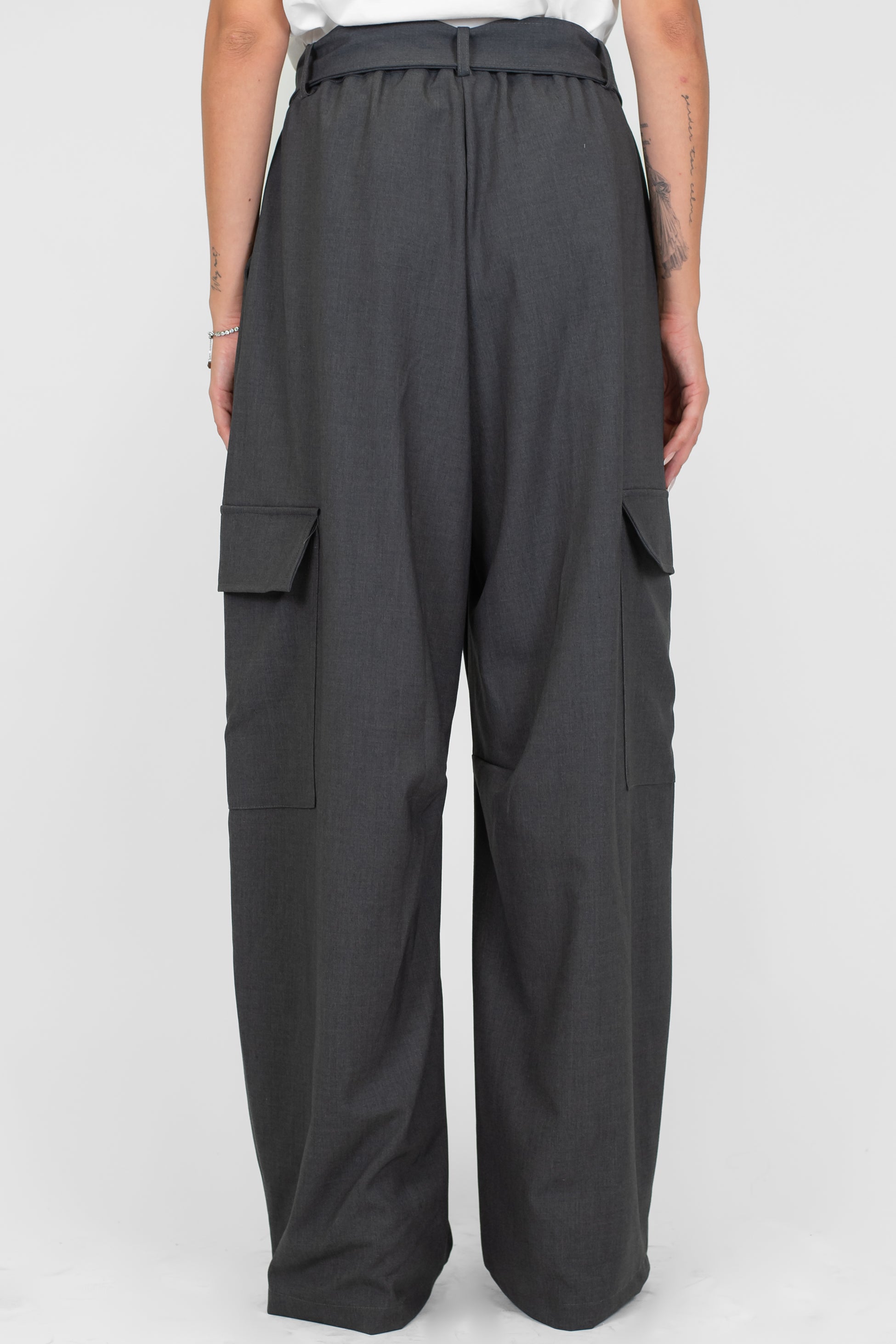 Tensione in - Pantalone palazzo cargo con pinces con cintura in tessuto