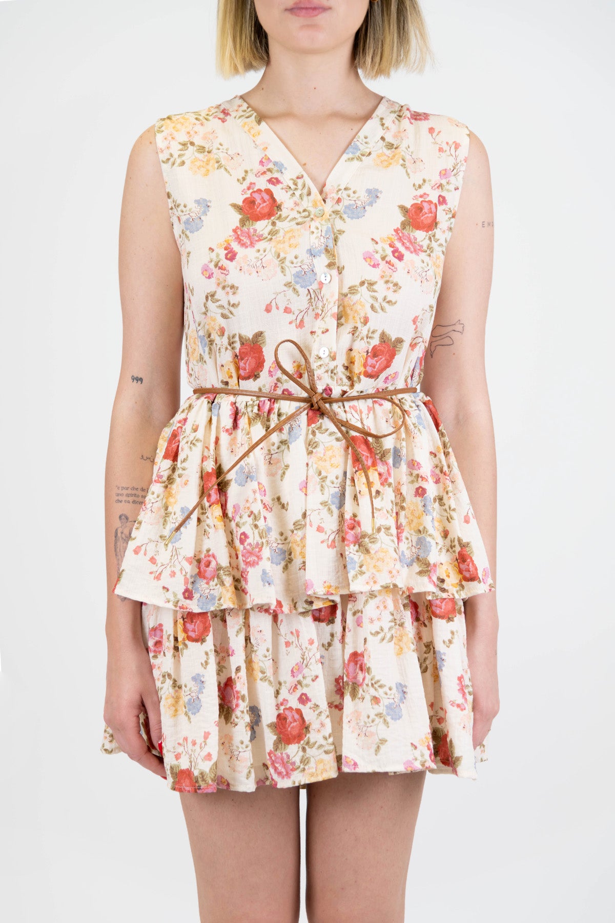 Tensione in - Abito corto giromaniche fantasia floreale con chiusura bottoni e balze