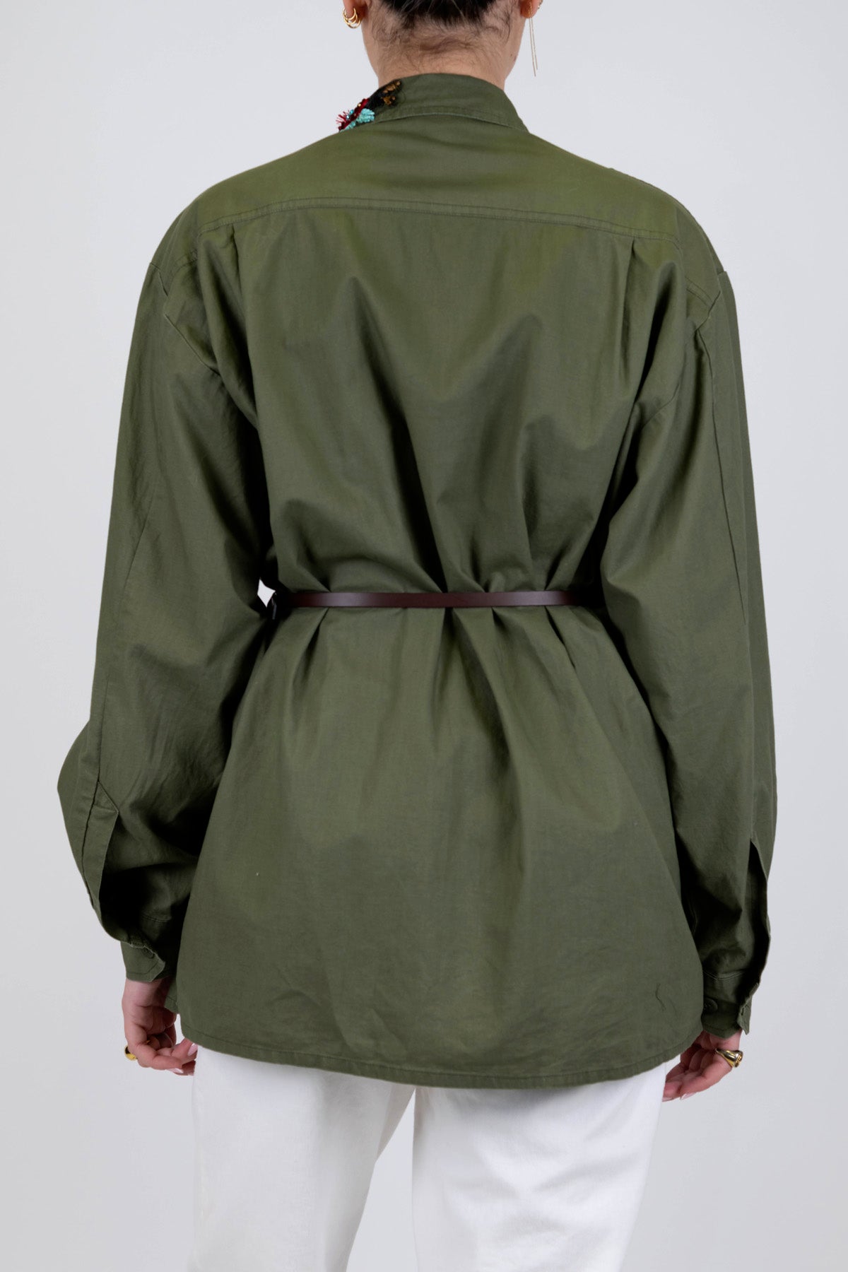 Tensione in - Camicia con tasconi e fiori applicati