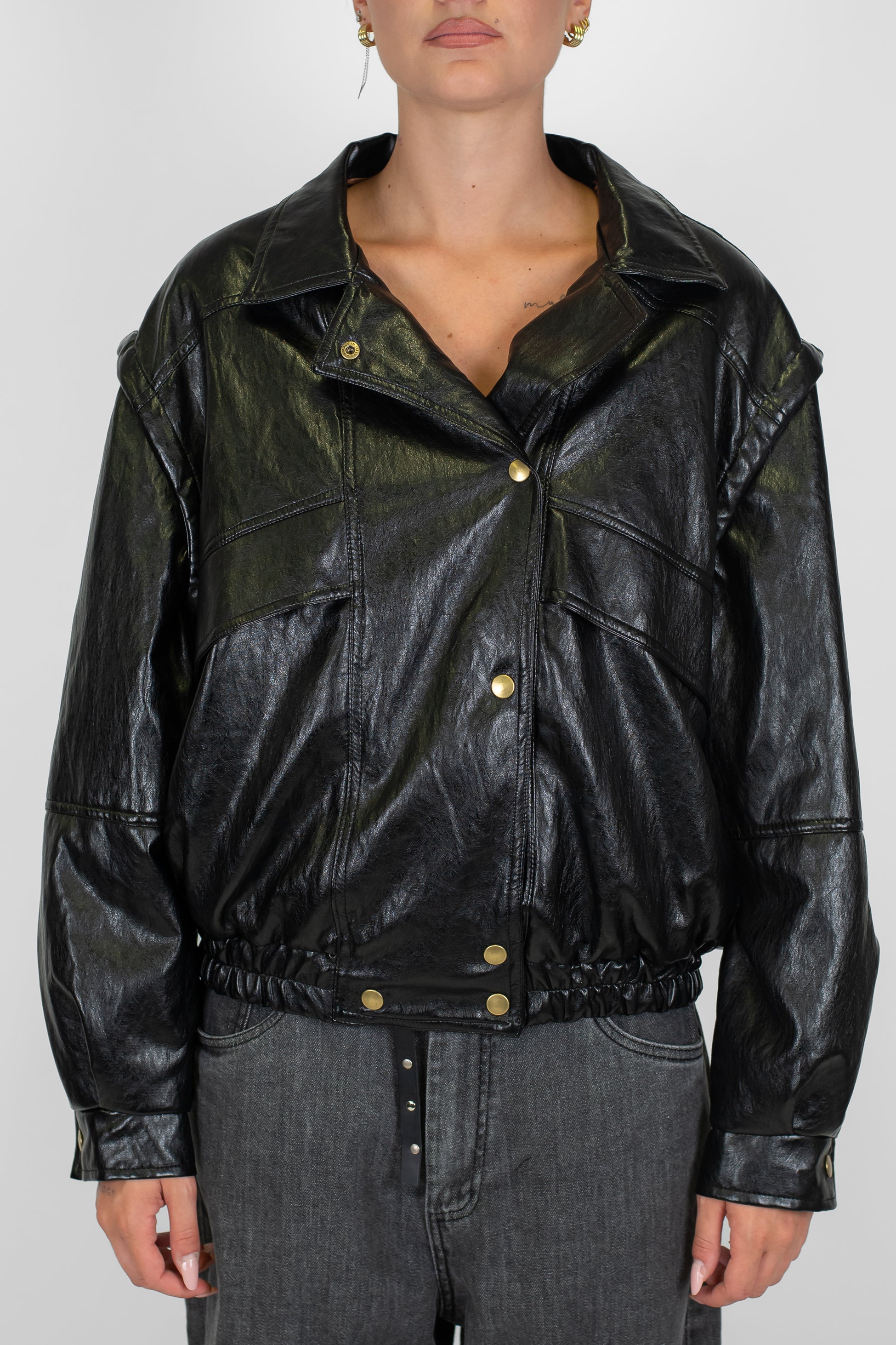 Tensione in - Giubbotto doppiopetto in ecopelle con tasconi ed elastico sul fondo