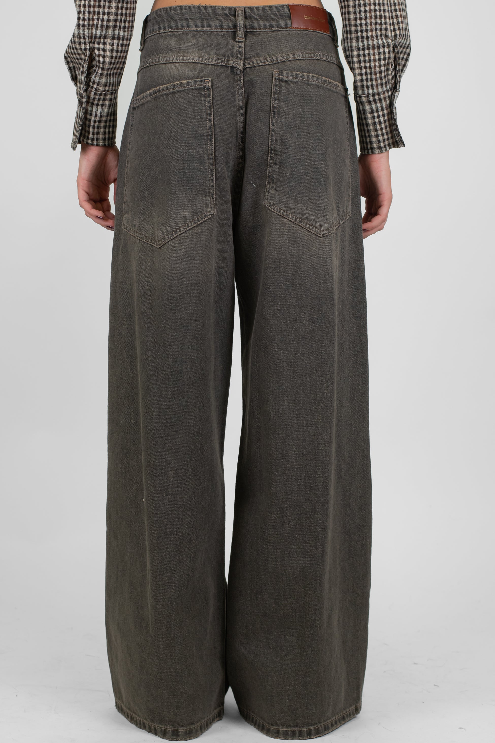 Tensione in -Jeans palazzo modello Giusi lavaggio sabbiato scuro