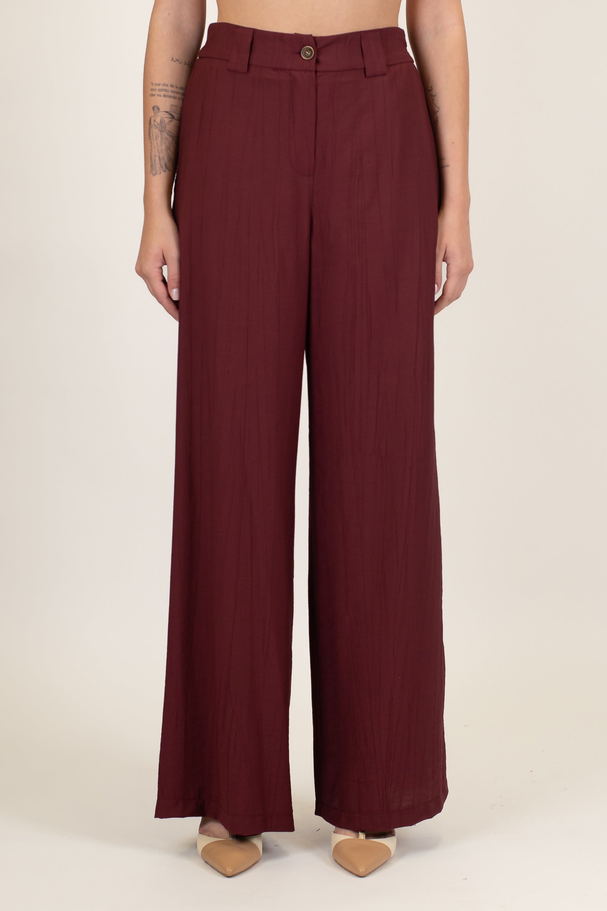 Tensione in - Tailleur in viscosa leggera con giacca monopetto e pantalone palazzo con elastico sul retro