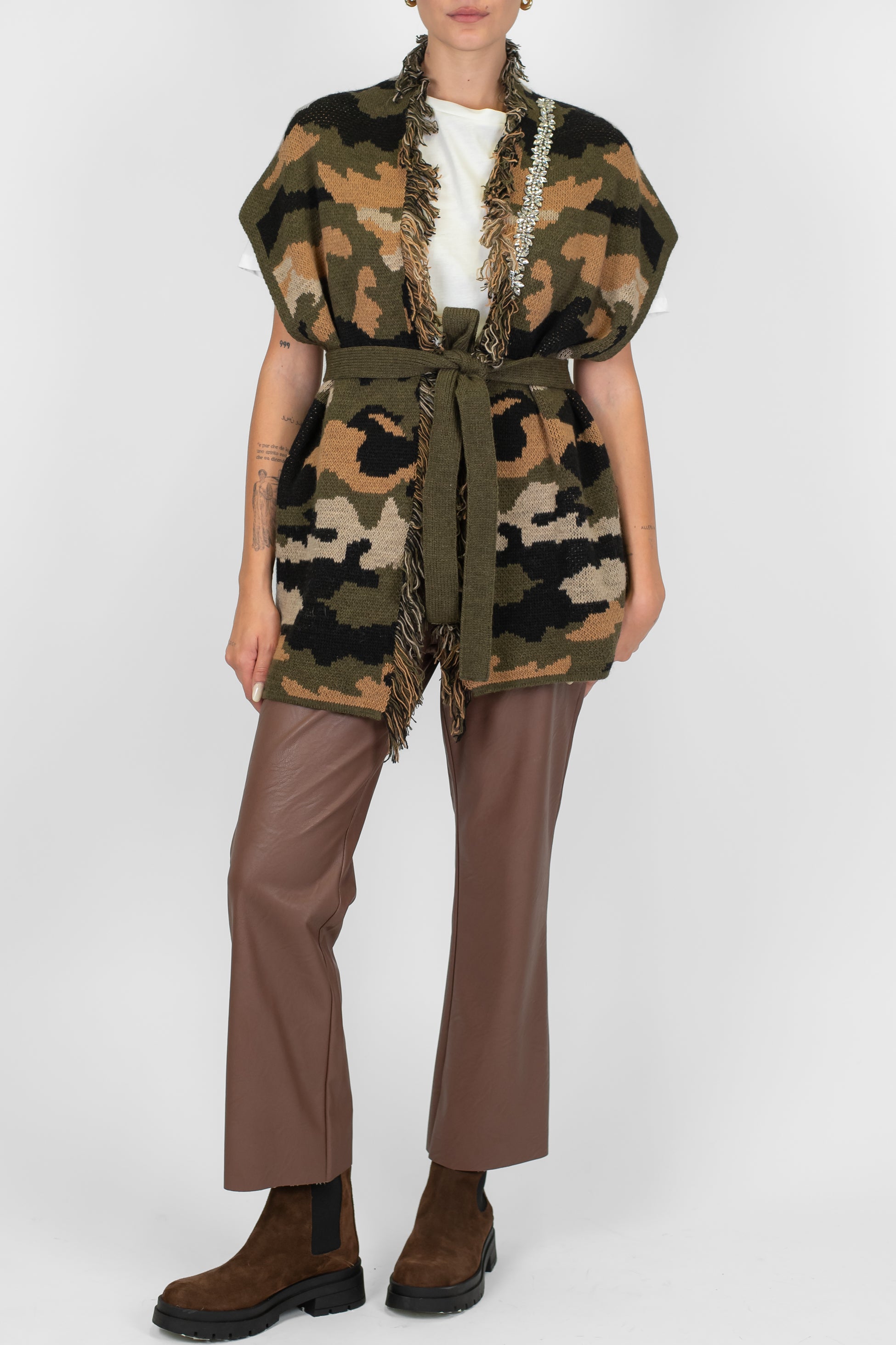 Tensione in - Pantalone a trombetta in ecopelle con elastico sul retro