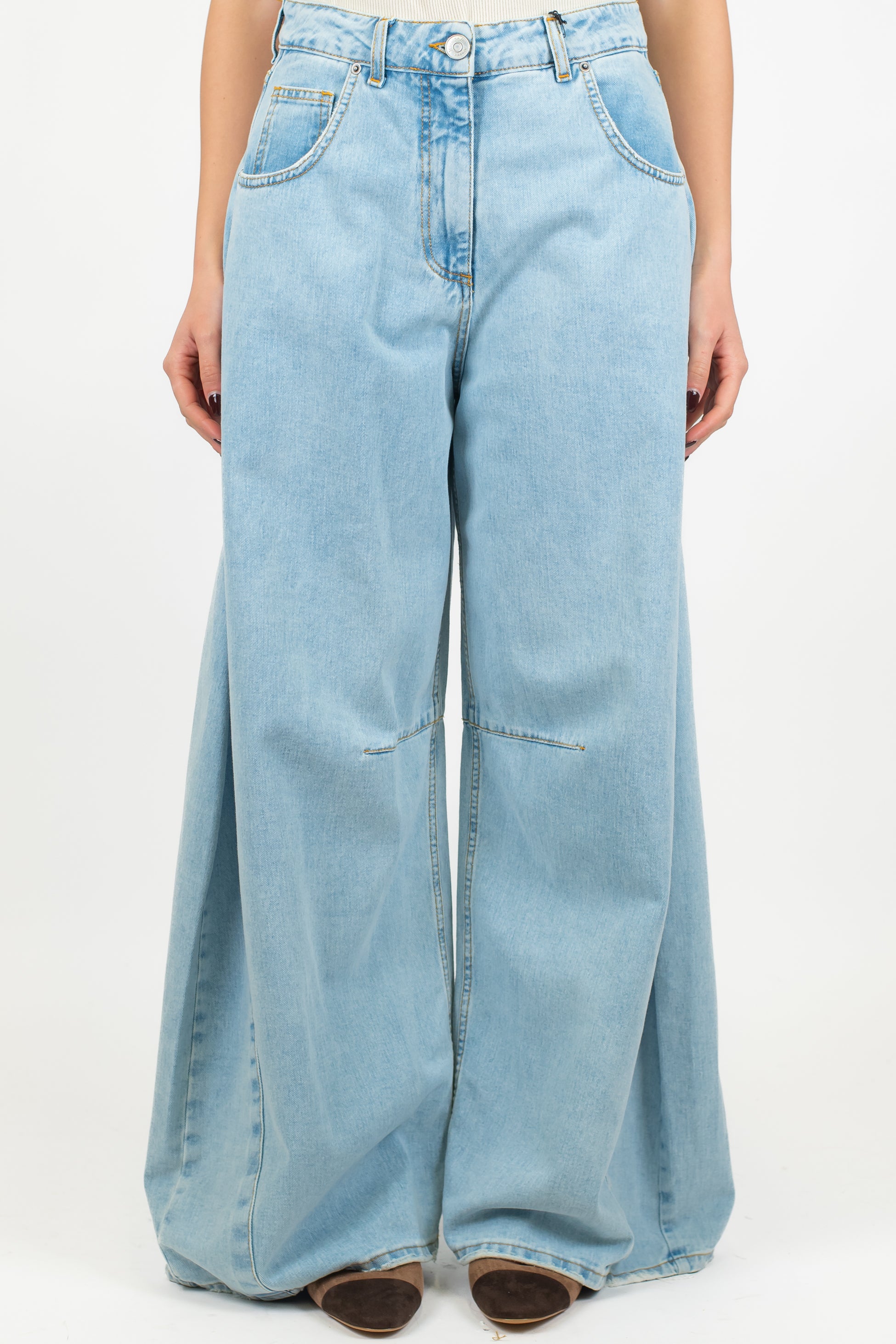 Tensione in - Jeans palazzo lavaggio chiaro con pinces sul ginocchio modello Louvre