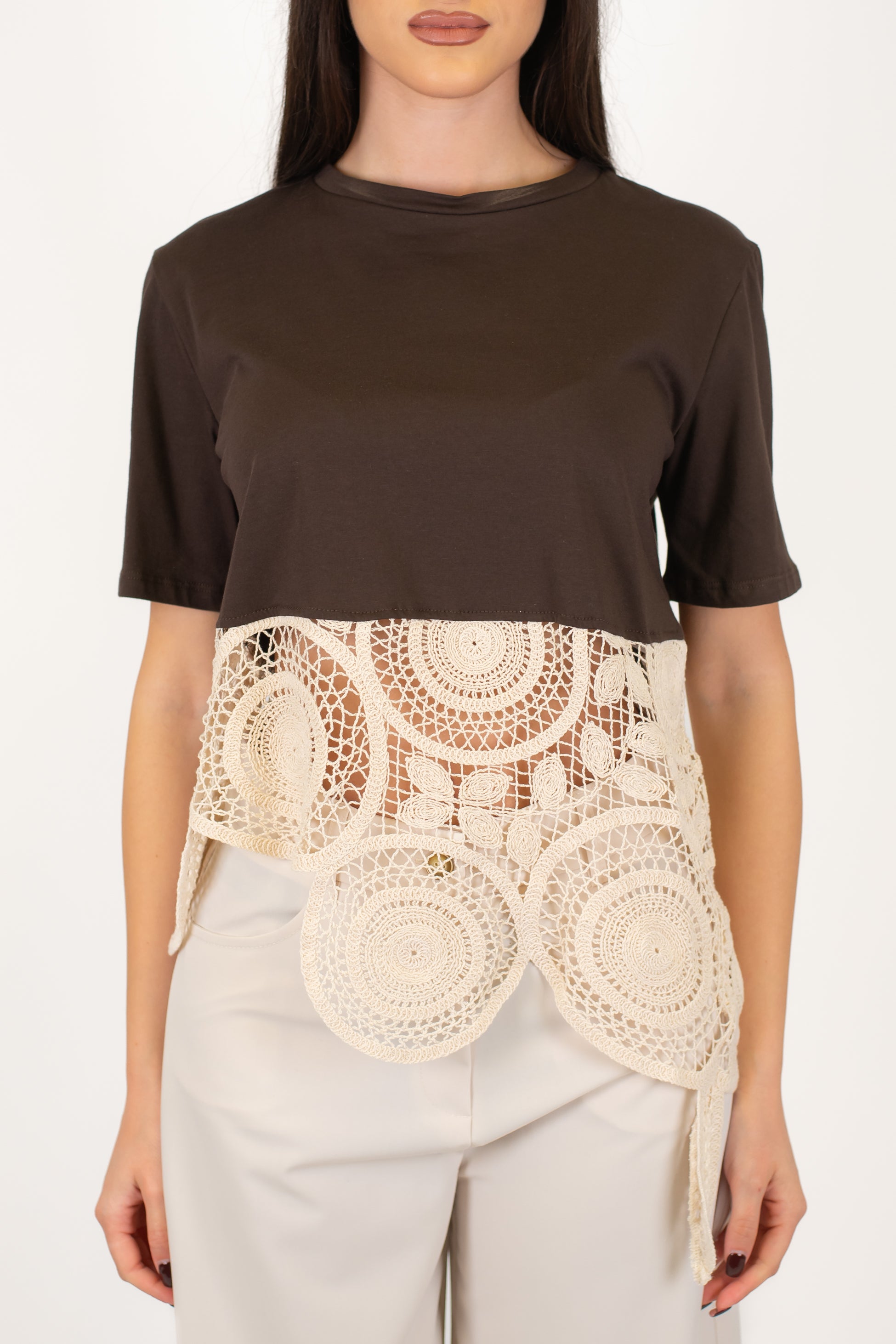 Tensione in - T-shirt con fondo asimmetrico in crochet lavorato all'uncinetto