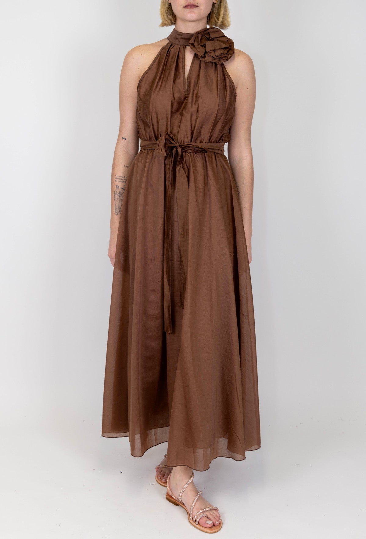 Tensione in - Abito lungo in lyocell con allaccio al collo con fiore e cintura in tessuto