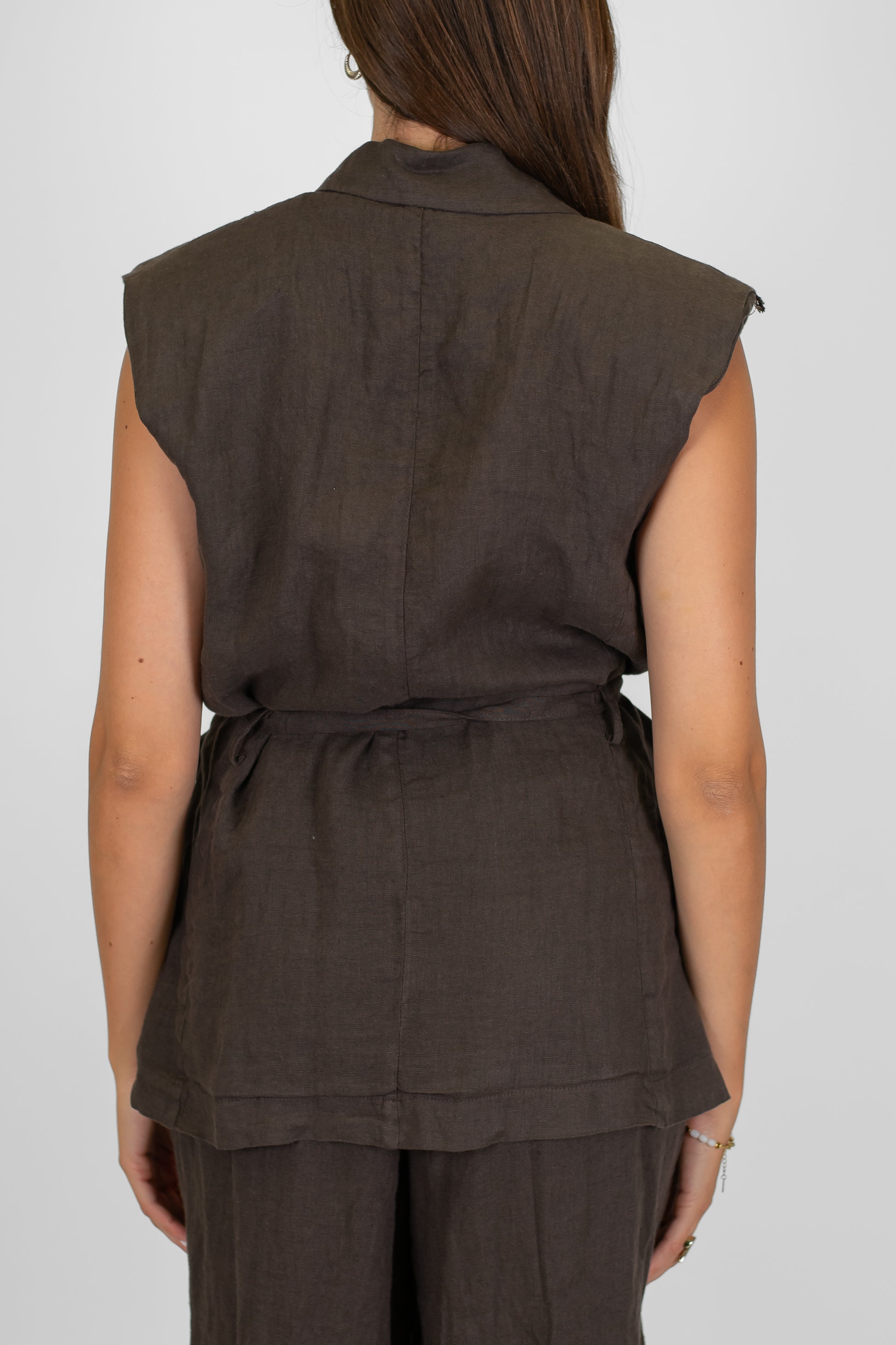 Tensione in - Giacca giromaniche in puro lino con spilla fiore e cintura in tessuto