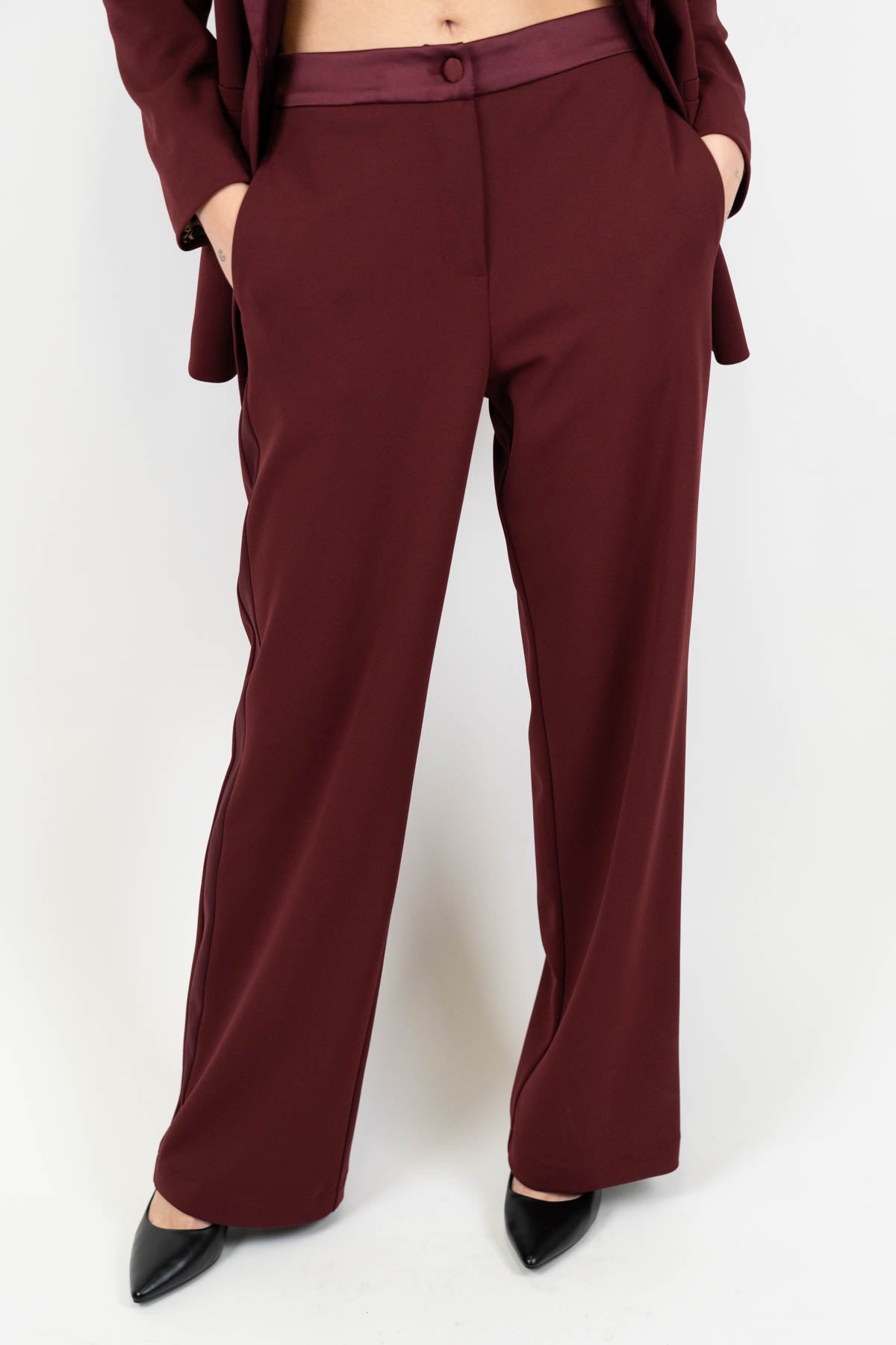 Tensione in -Pantalone palazzo con banda laterale in raso