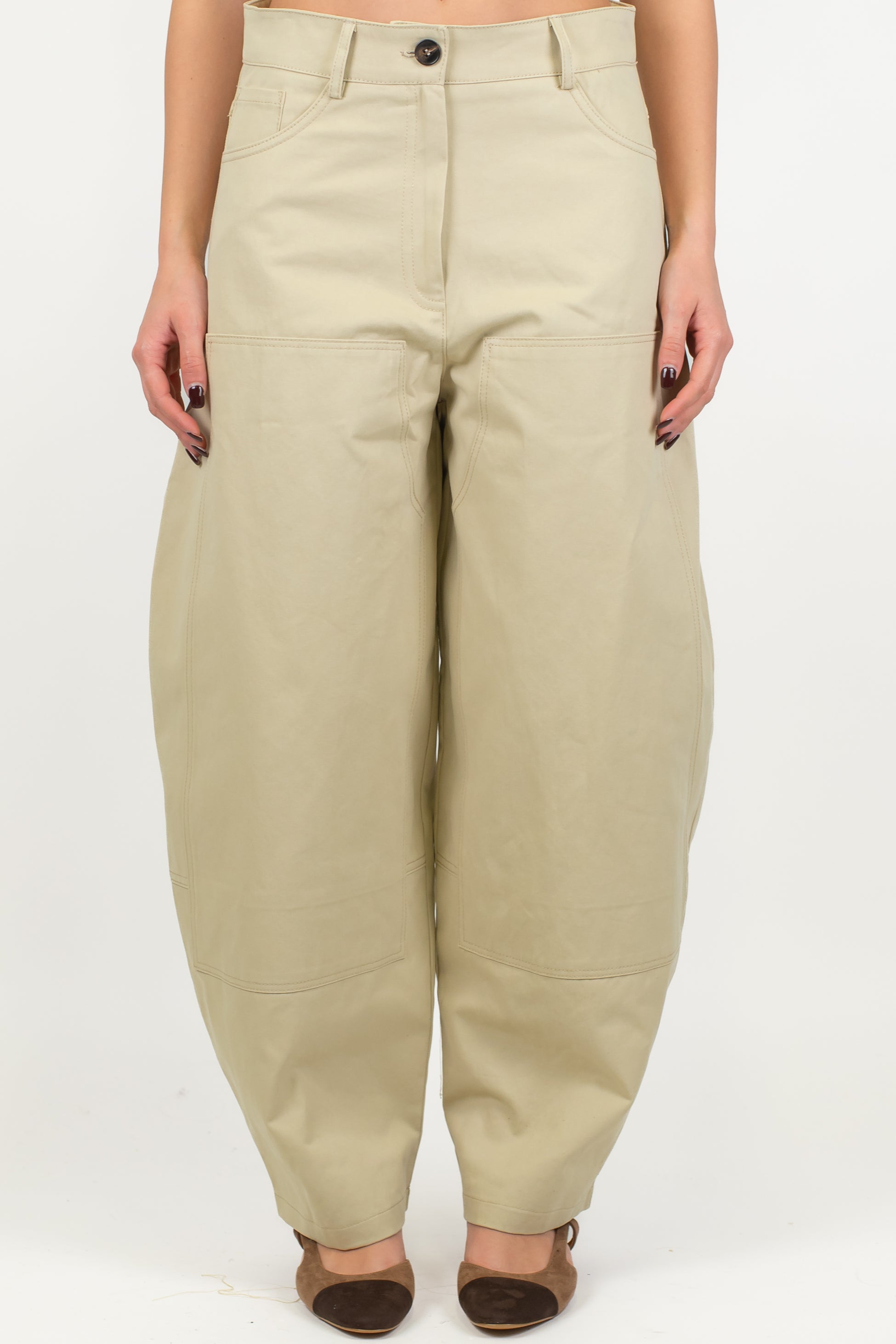 Tensione in - Pantalone barrell in denim colorato con tasche posteriori in ecopelle a contrasto