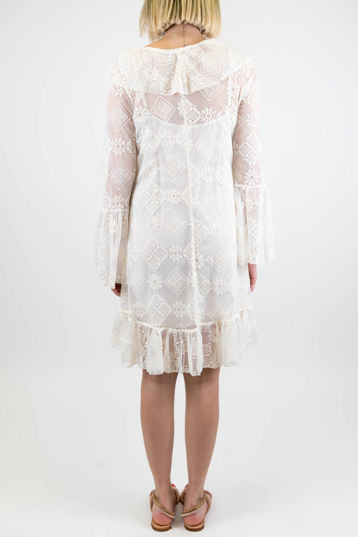 Tensione in - Abito corto in pizzo e crochet con manica lunga e rouches lungo il profilo