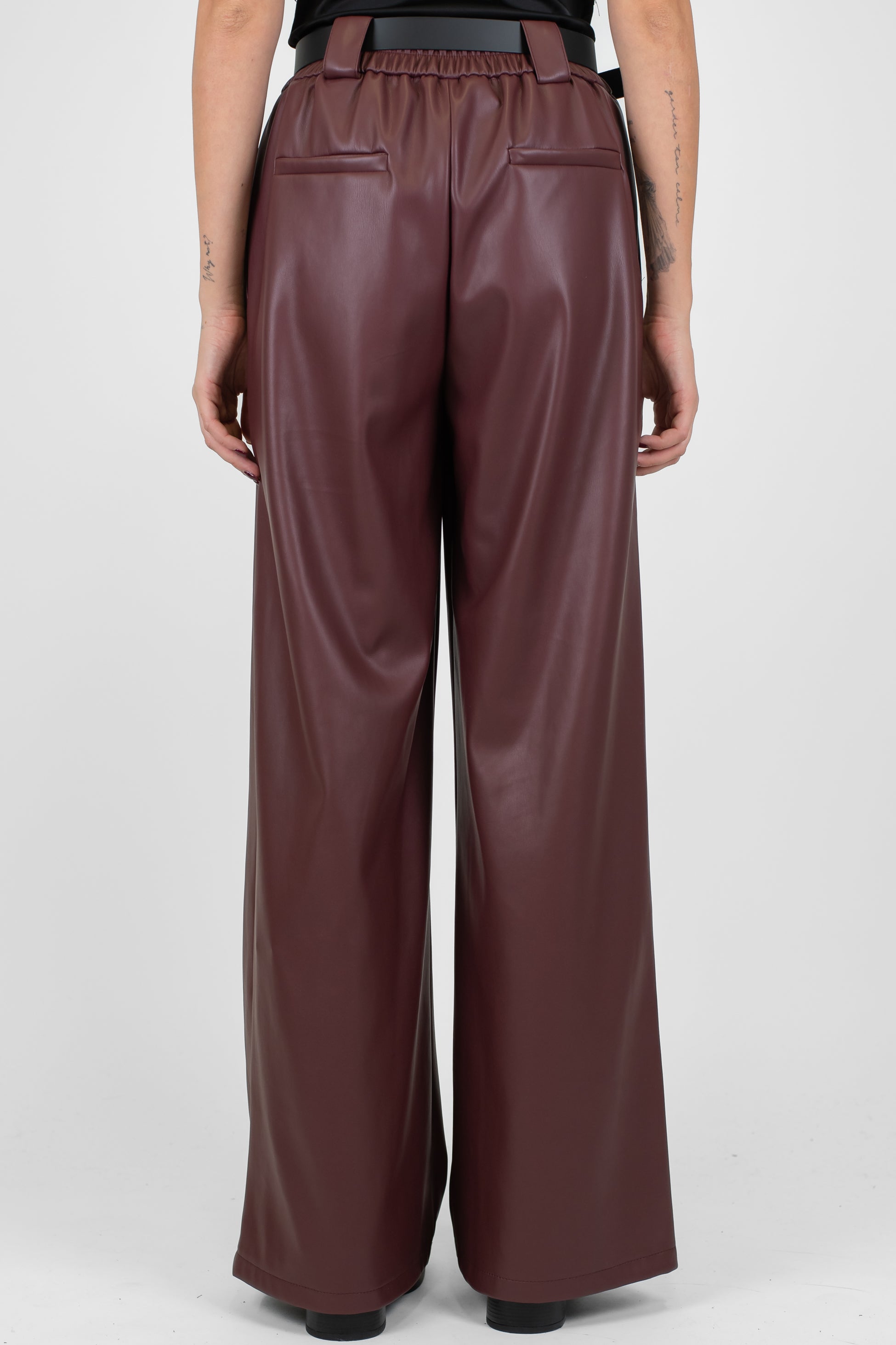 Tensione in - Pantalone palazzo in ecopelle con elastico dietro