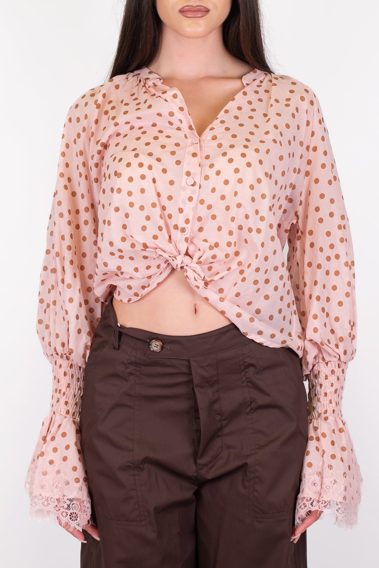 Tensione in - Camicia fantasia pois con maniche a campana con dettagli in pizzo