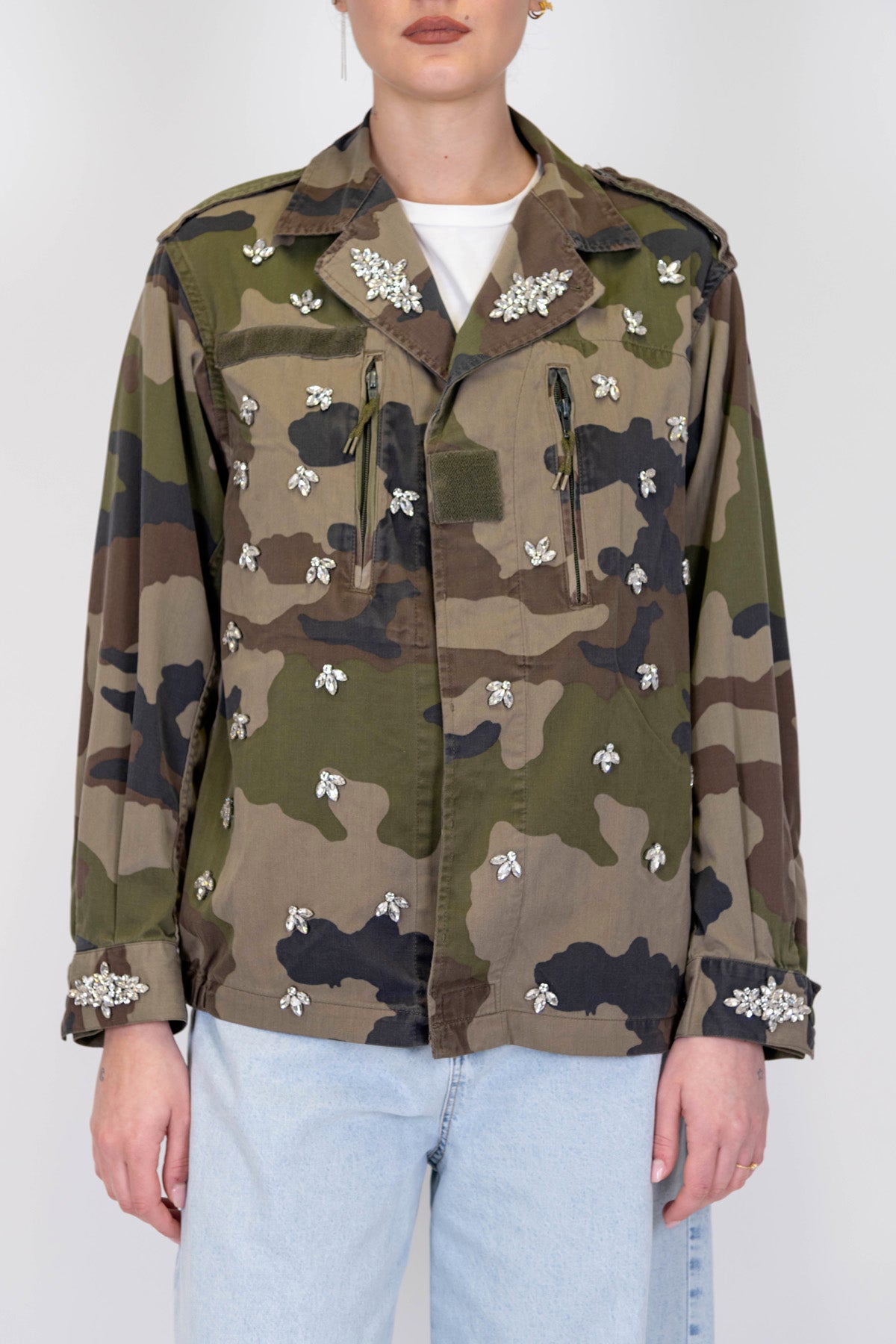 Tensione in - Giacca camouflage con pietre gioiello e chiusura a scomparsa