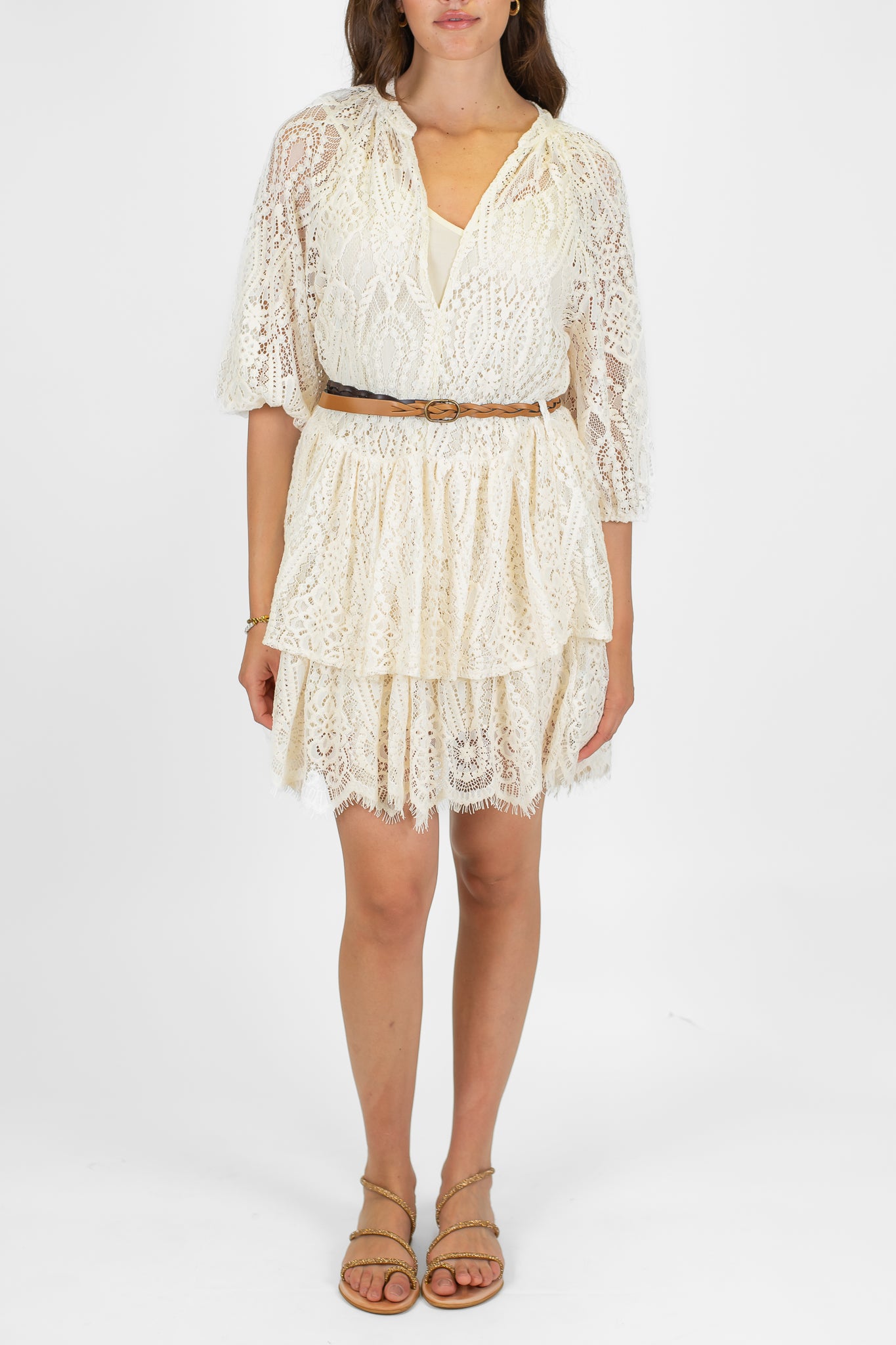 Tensione in - Abito corto in crochet con scollo a V, manica tre quarti e balza sul fondo