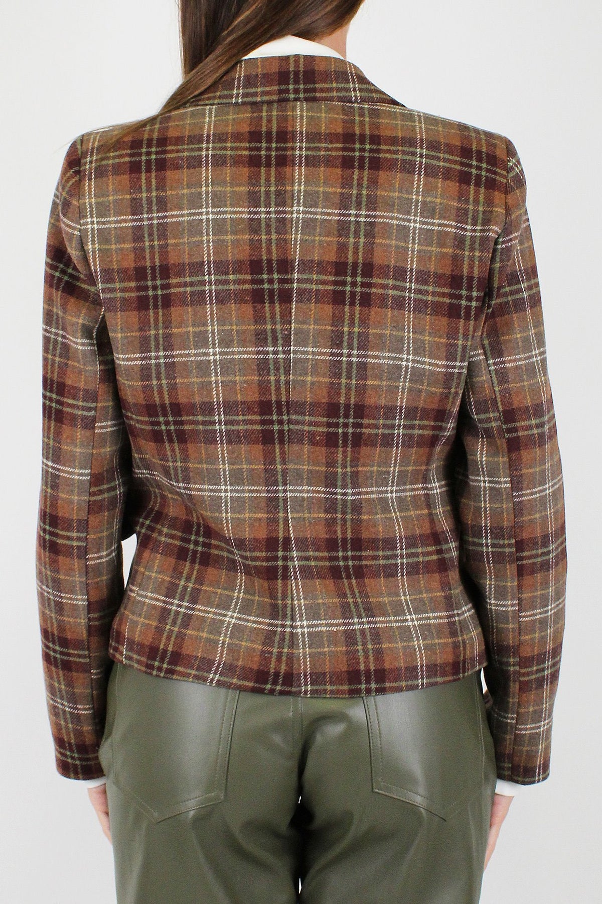 Tensione in - Giacca crop fantasia check in misto lana con spalline e spille