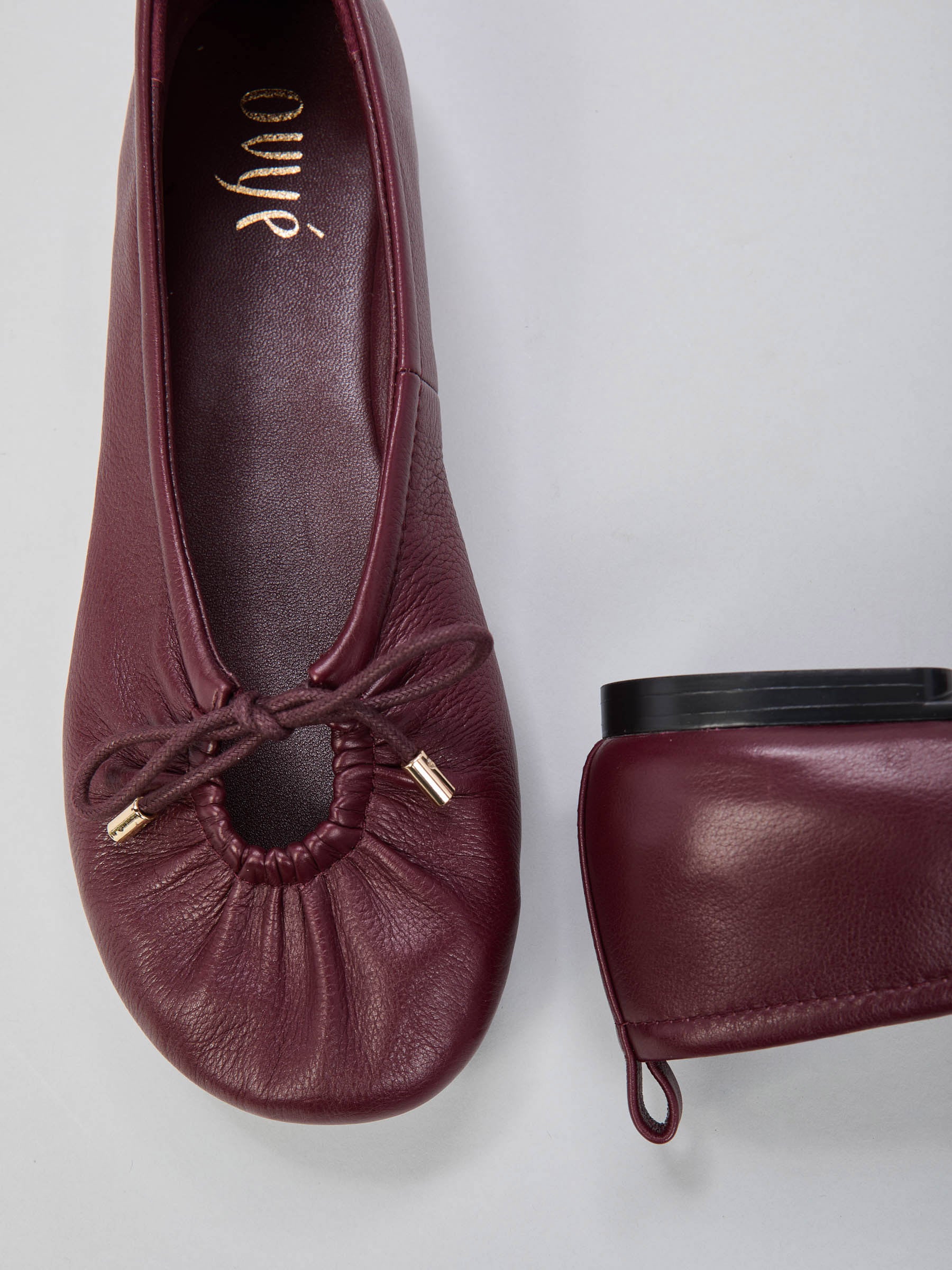 Ovyé - Ballerina in pelle martellata arricciata
