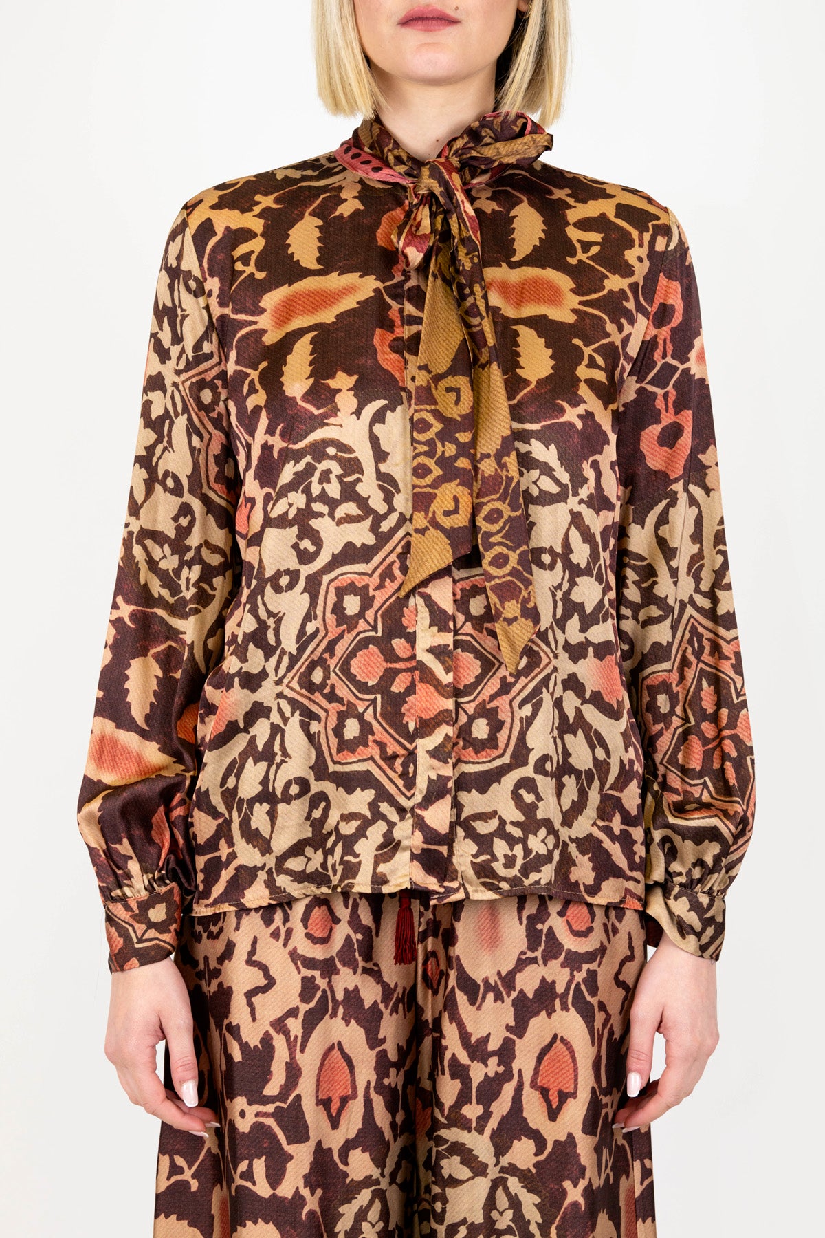 Motel - Camicia fantasia astratta in viscosa con fiocco al collo