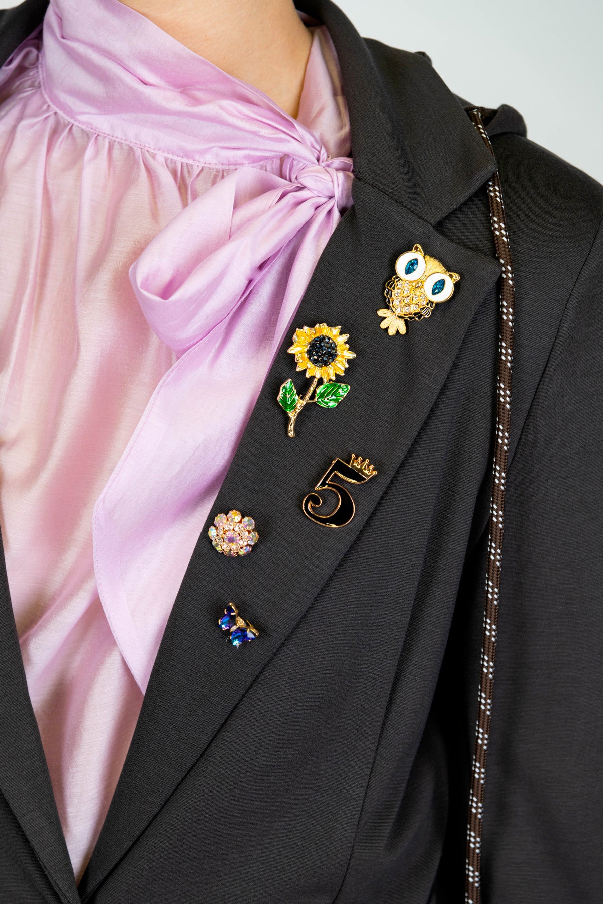 Motel - Giacca monopetto con cappuccio e spille gioiello