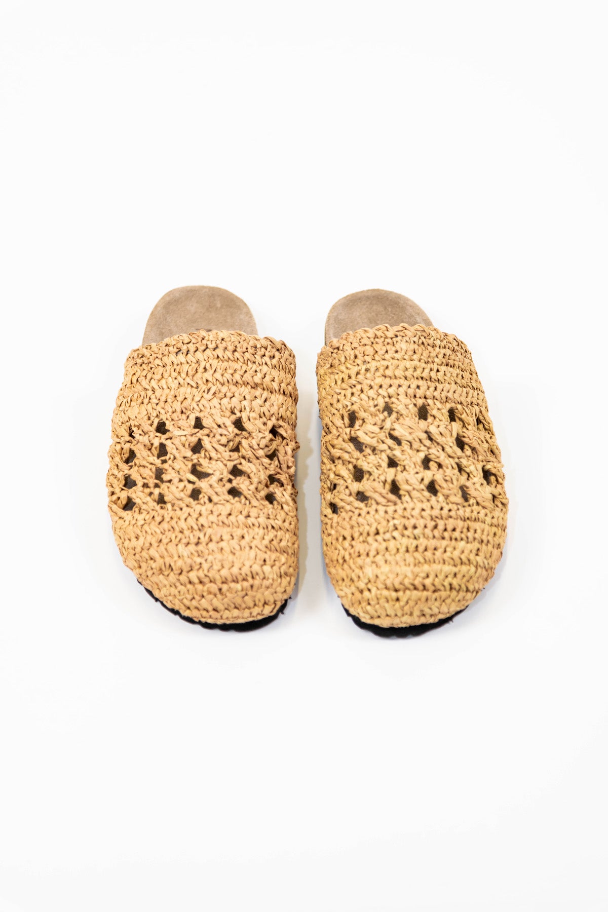 Sabot in rafia con tomaia in pelle camosciata e suola in gomma