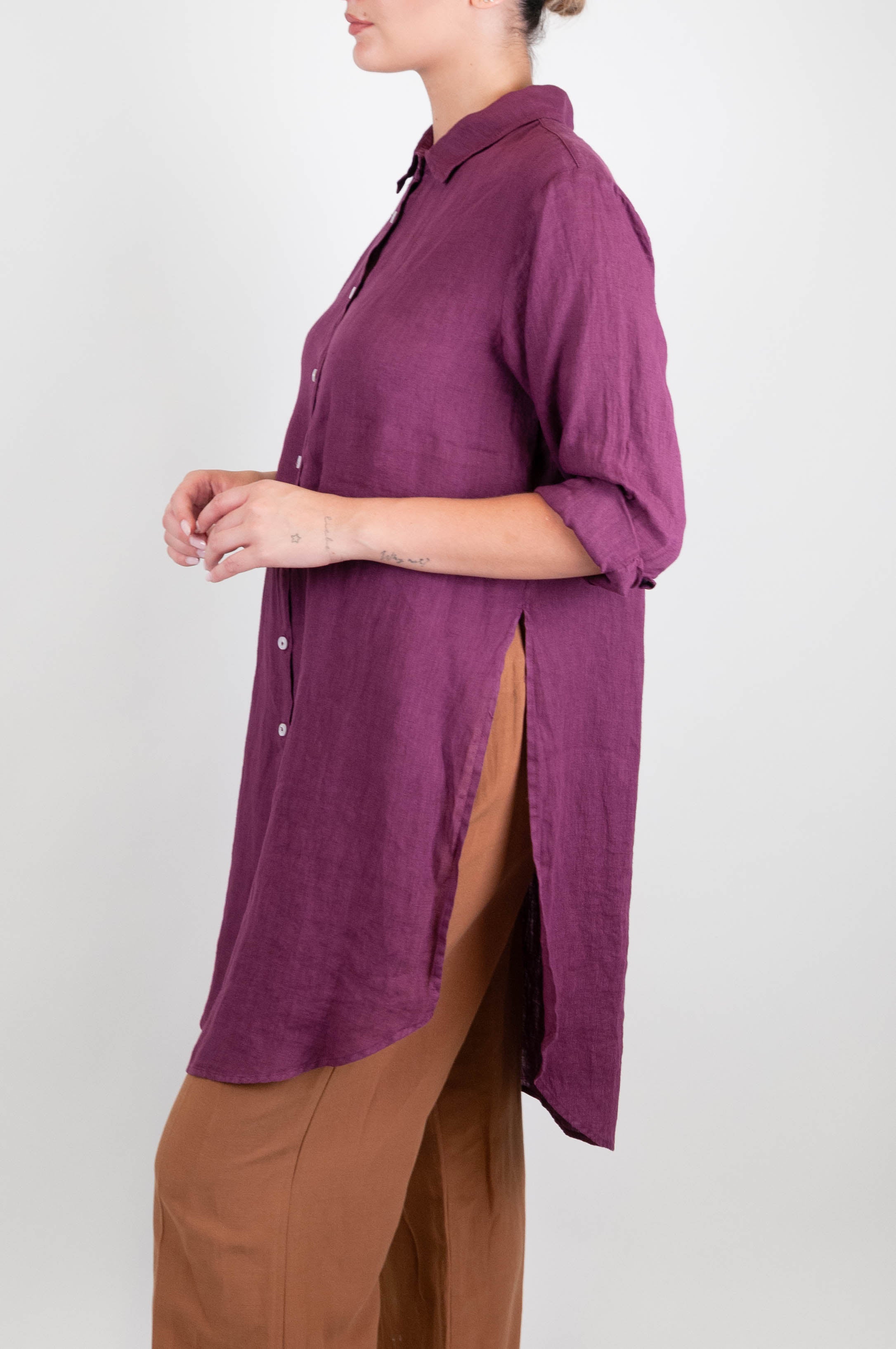 Tensione in - Camicione in puro lino con spacchi laterali