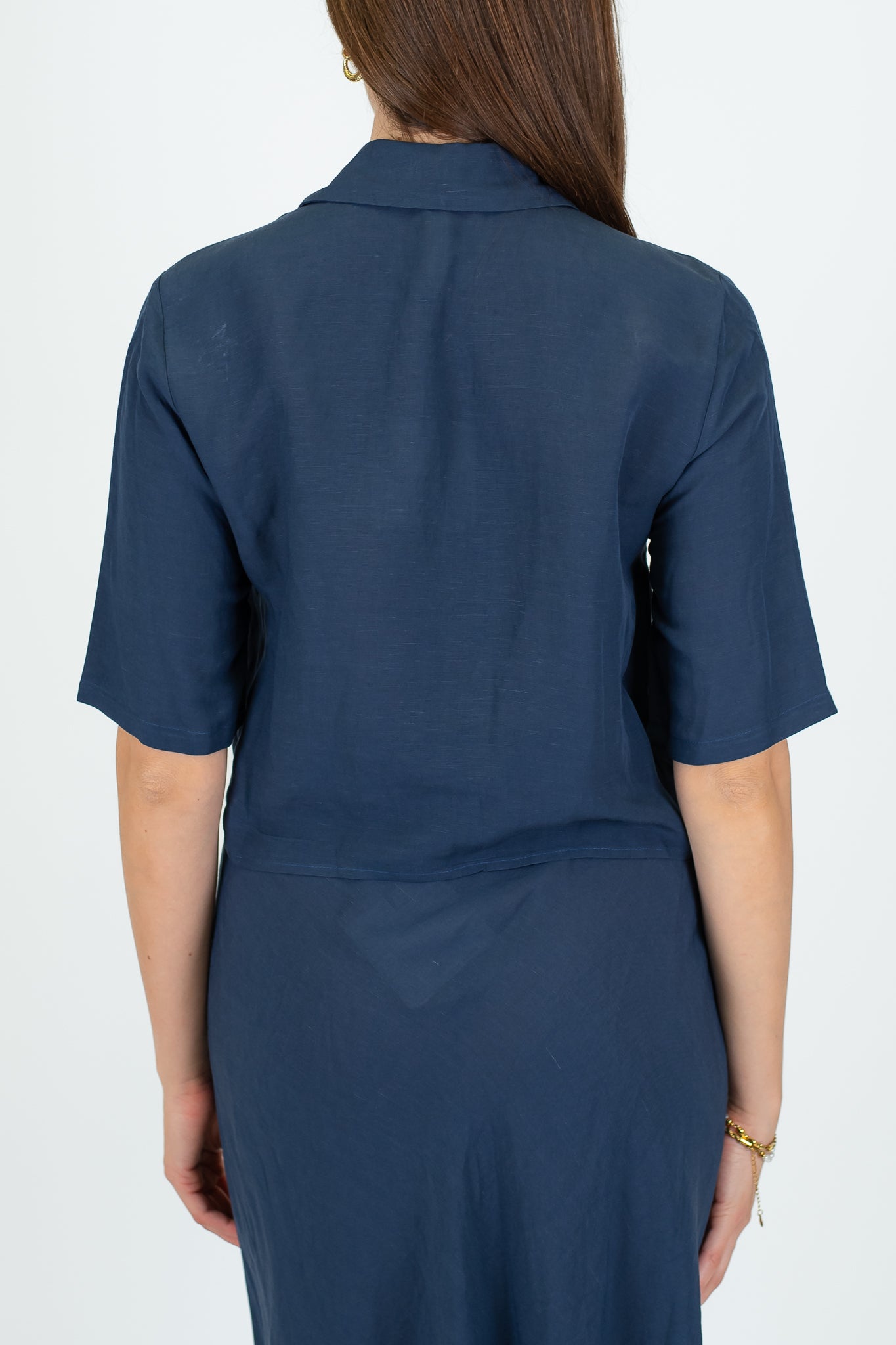 Tensione in - Coordinato in misto viscosa e lino con camicia crop mezzamanica e gonna con elastico in vita