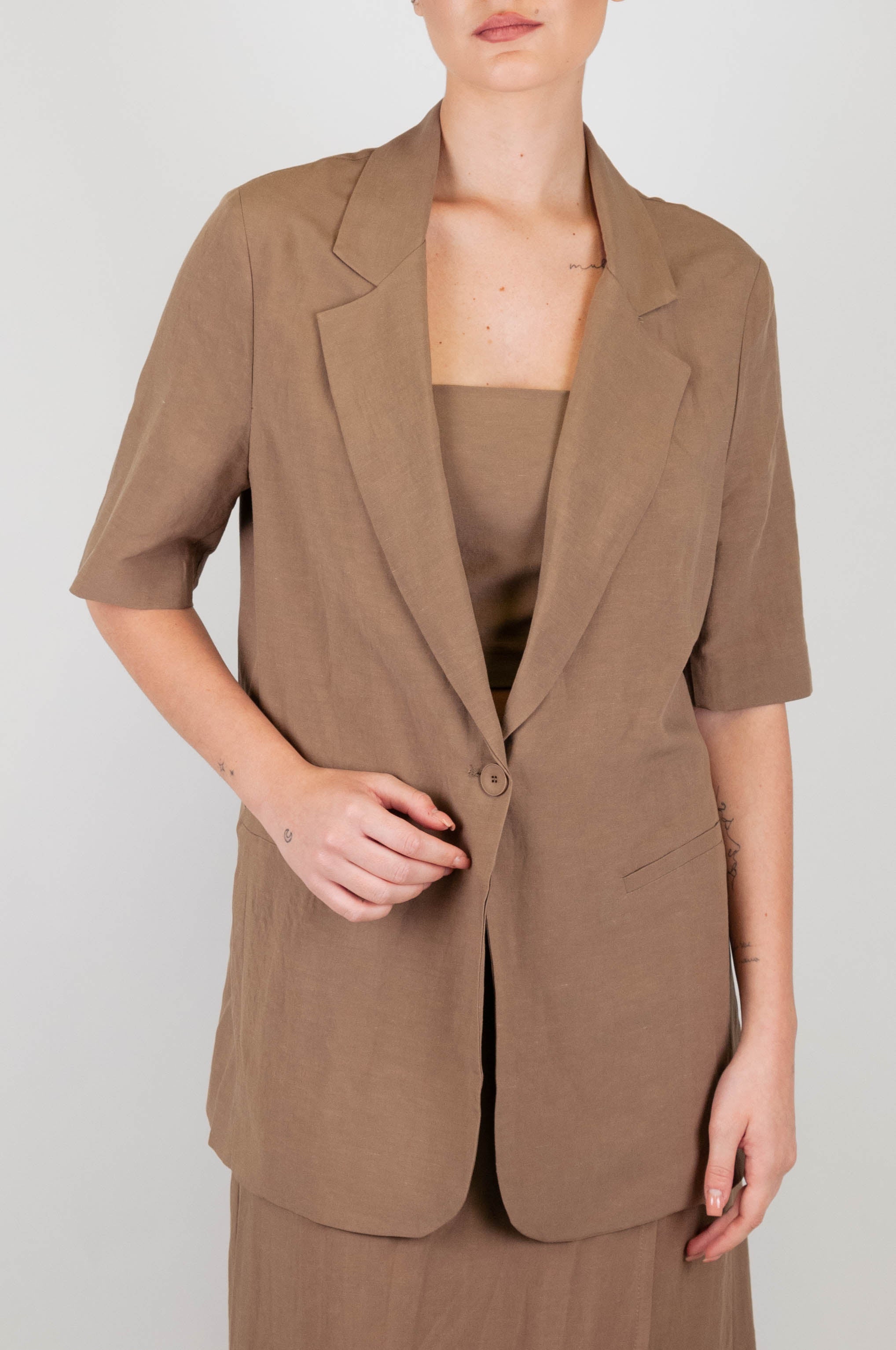 Tensione in - Giacca ad un bottone mezza manica in misto lino