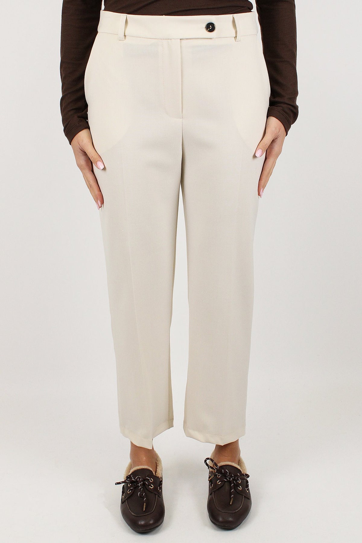 Tensione in - Pantalone slim con abbottonatura asimmetrica