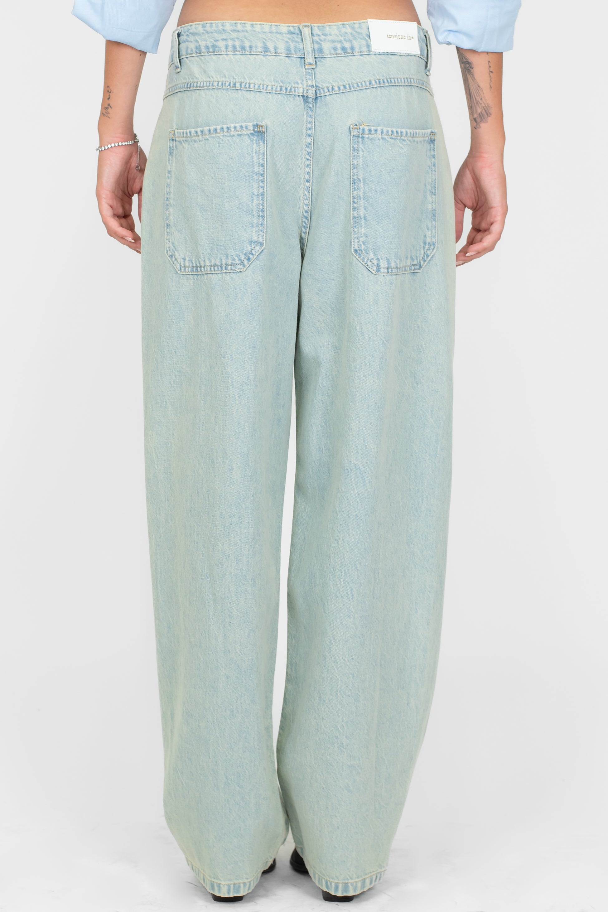 Tensione in - Jeans lavaggio chiaro a gamba ampia e vita bassa