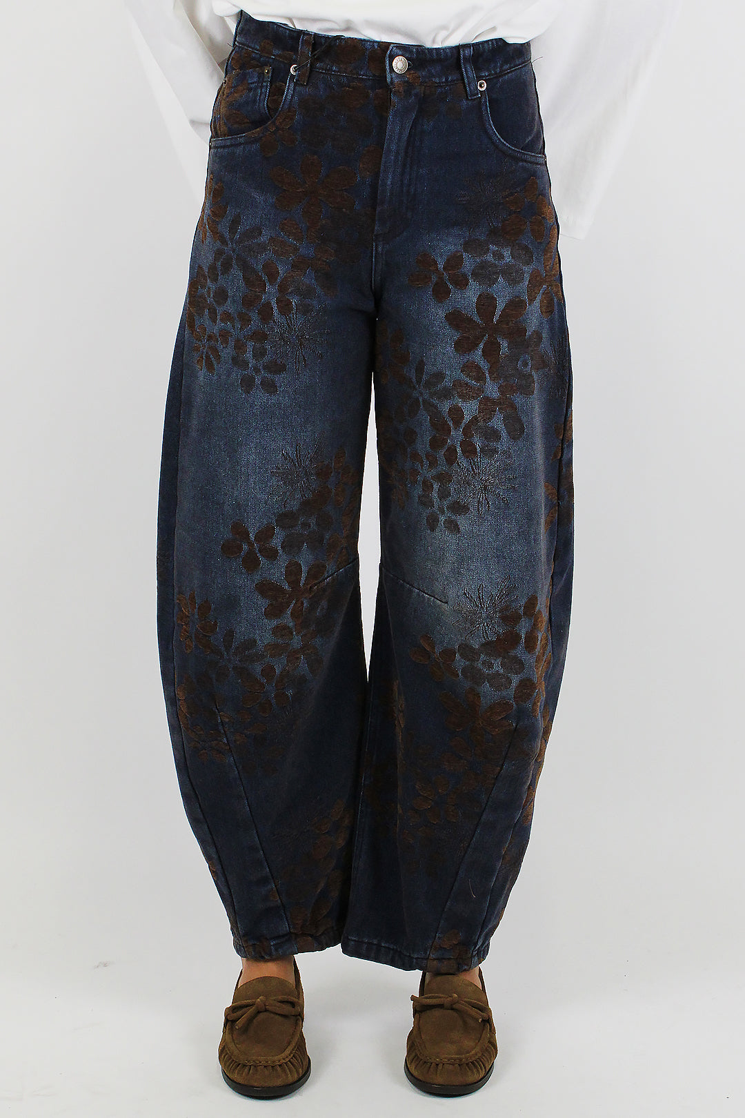 Tensione in - Jeans balloon lavaggio scuro con applicazioni floreali a contrasto