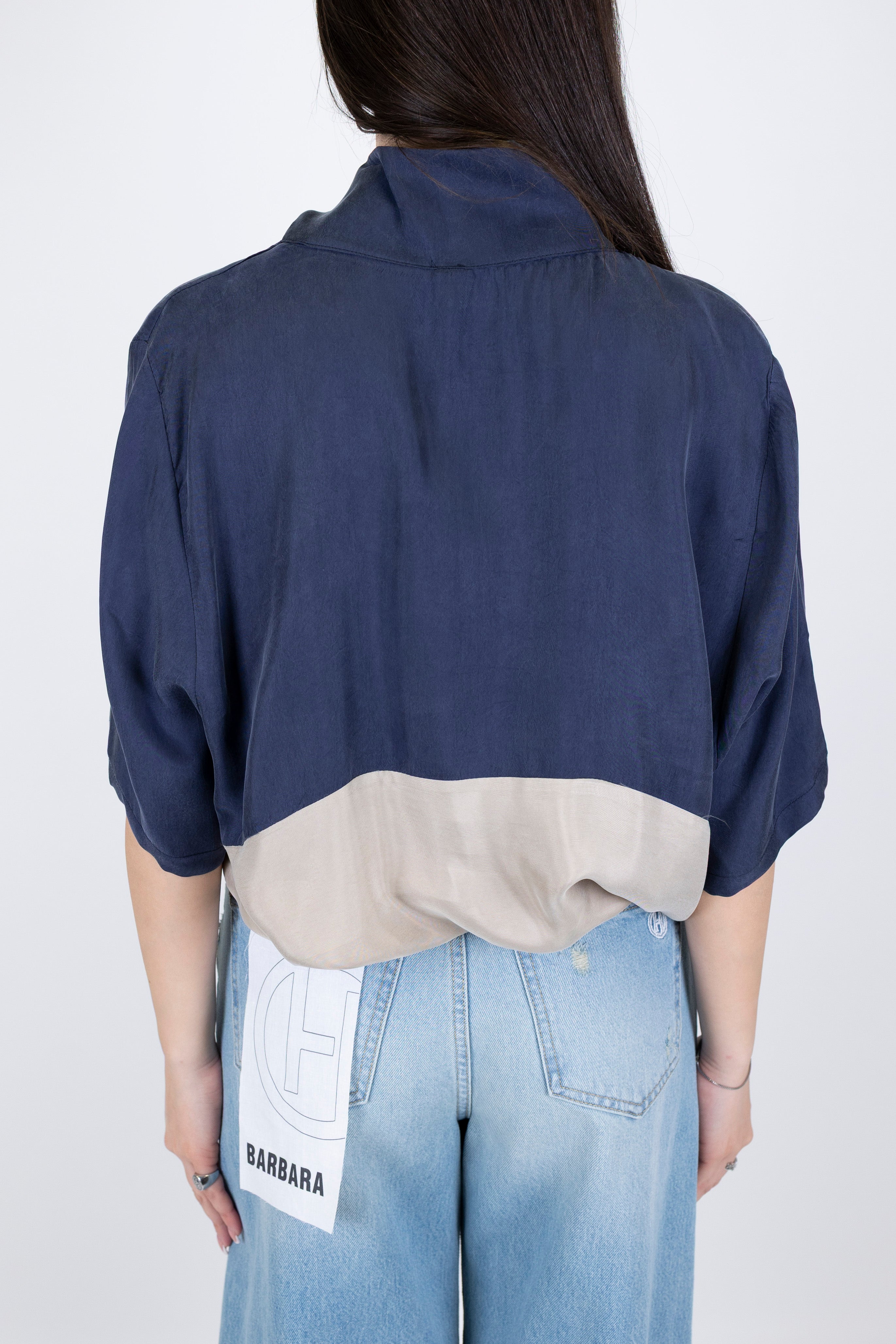 Tensione in - Camicia over mezzamanica in cupro con colore a contrasto ed elastico sul fondo