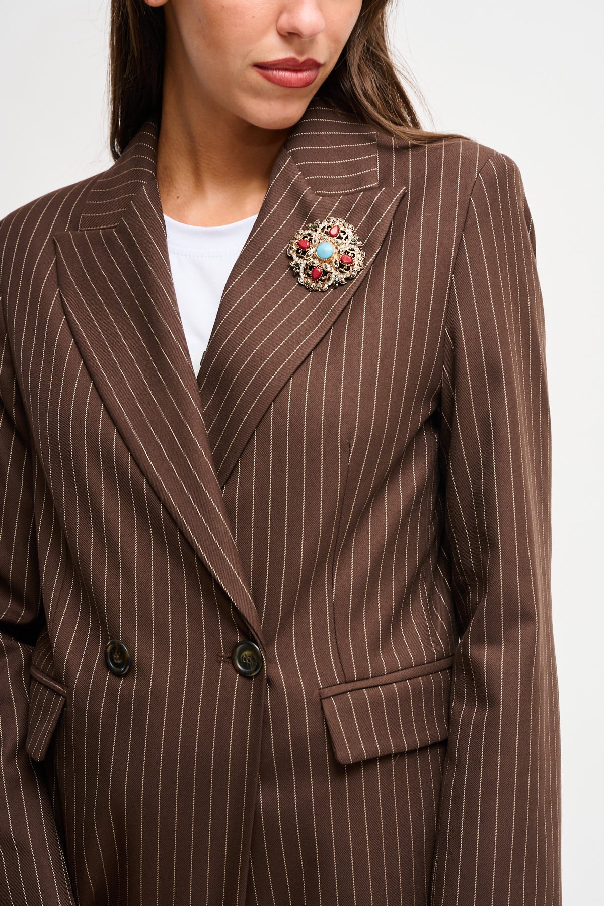 Maryley - Giacca doppiopetto gessata con spilla gioiello