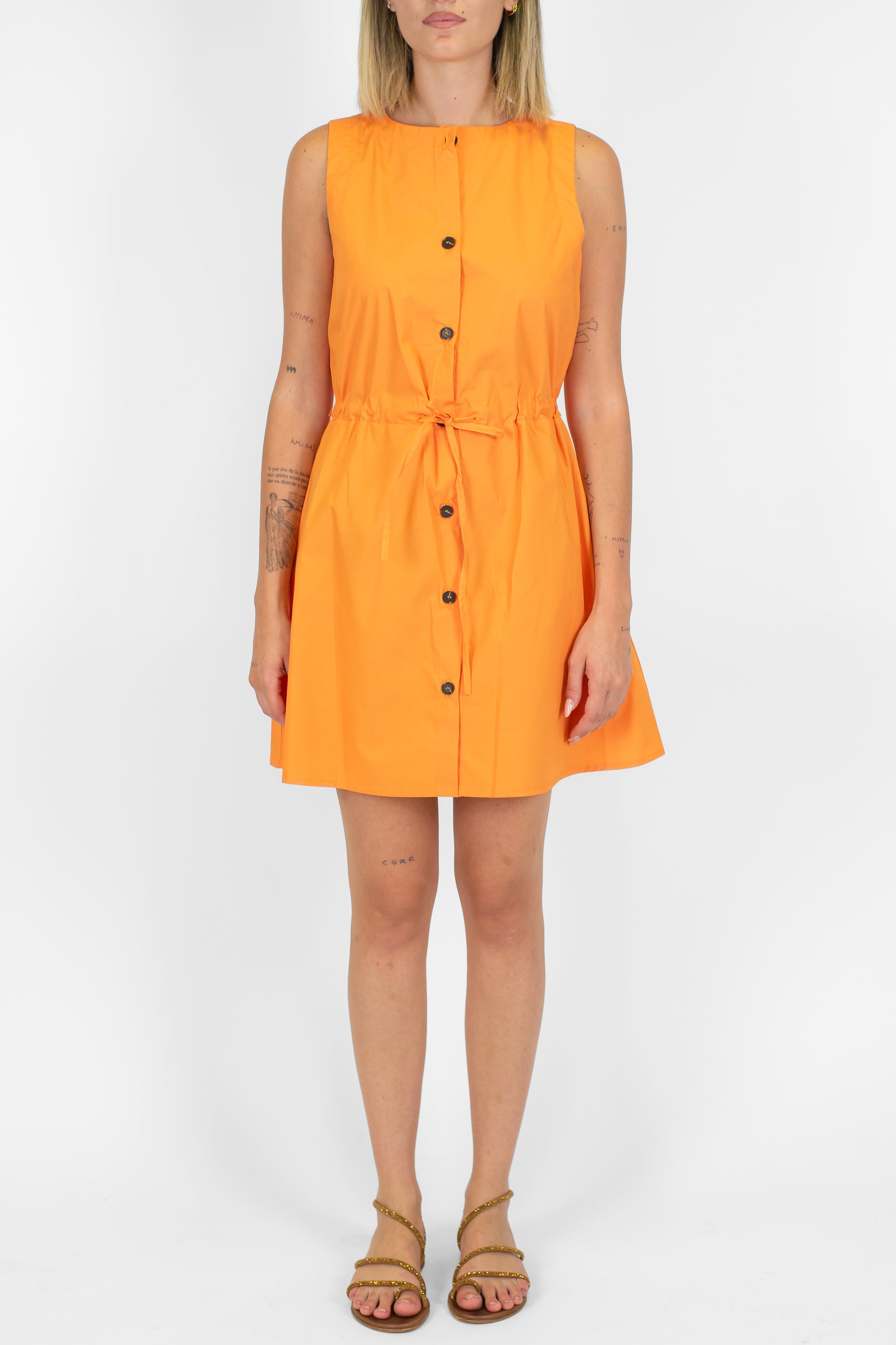 Tensione in - Abito corto giromaniche con coulisse in vita e chiusura con bottoni